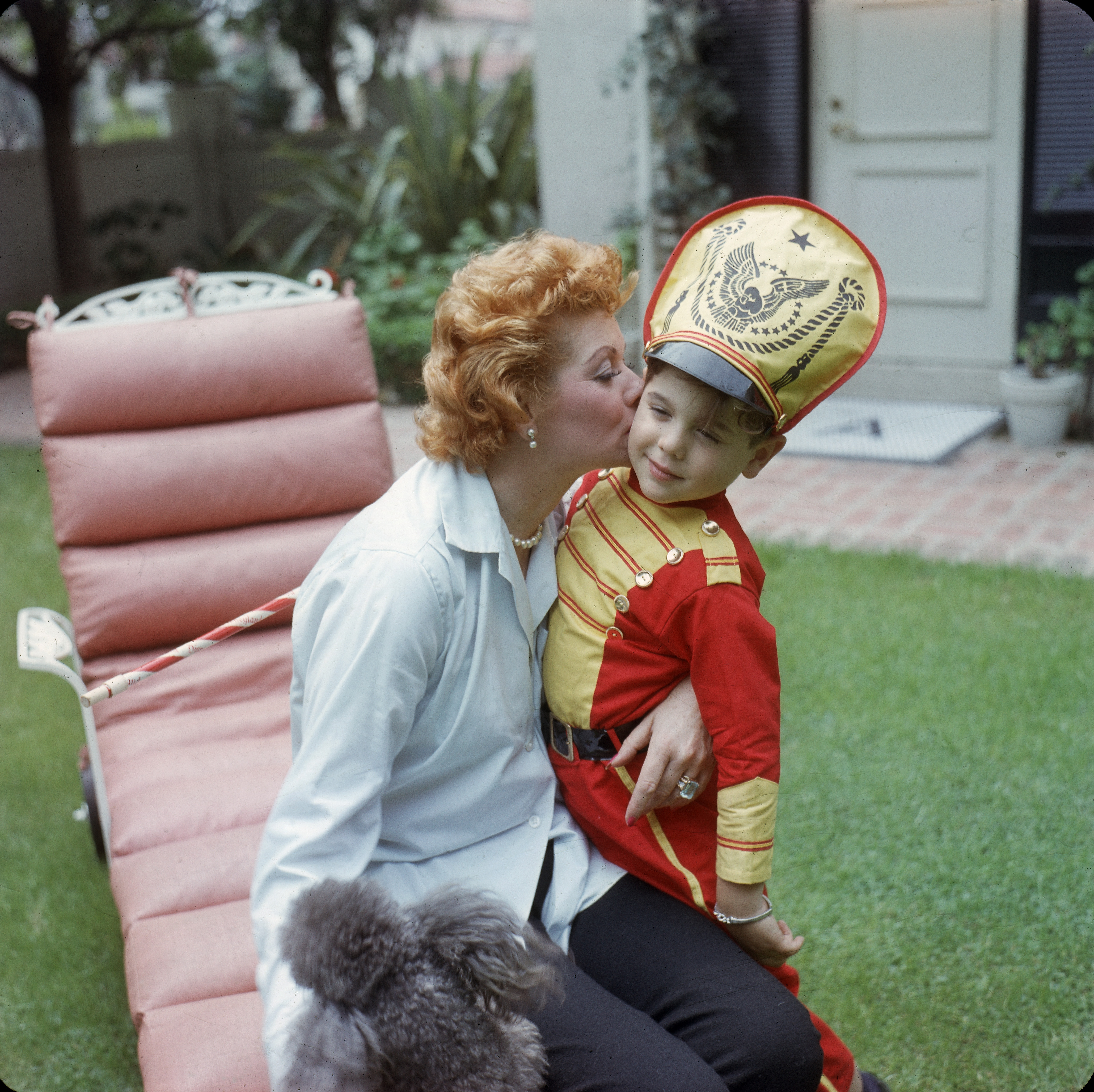 Lucille Ball et Desi Arnaz Jr. dans la cour arrière de leur maison, à Los Angeles, Californie, en 1957 | Source : Getty Images