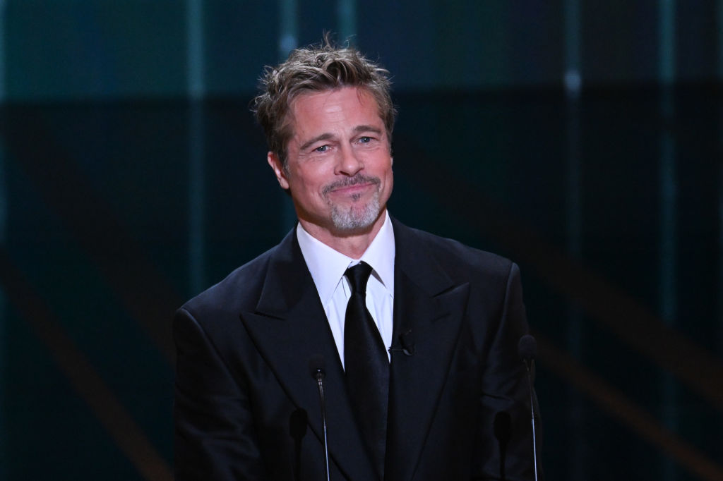 PARIS, FRANCE - 24 FEVRIER : Brad Pitt sur scène tandis que David Fincher reçoit le "César d'honneur" lors de la 48e cérémonie des César du cinéma à l'Olympia le 24 février 2023 à Paris, France. (Photo Stephane Cardinale - Corbis/Corbis via Getty Images)