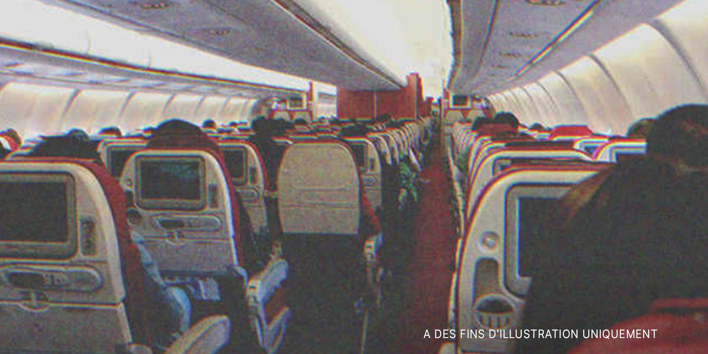 Des passagers dans un avion | Source : Shutterstock