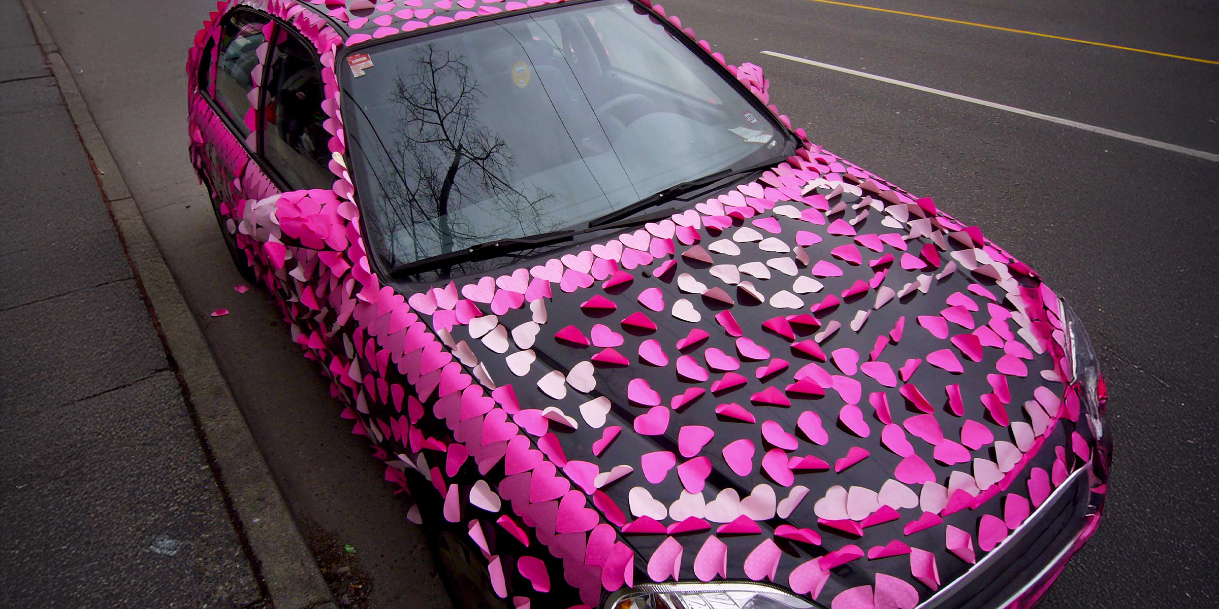 Une voiture avec des cœurs en papier | Source : flickr.com/sashafatcat/CC BY 2.0