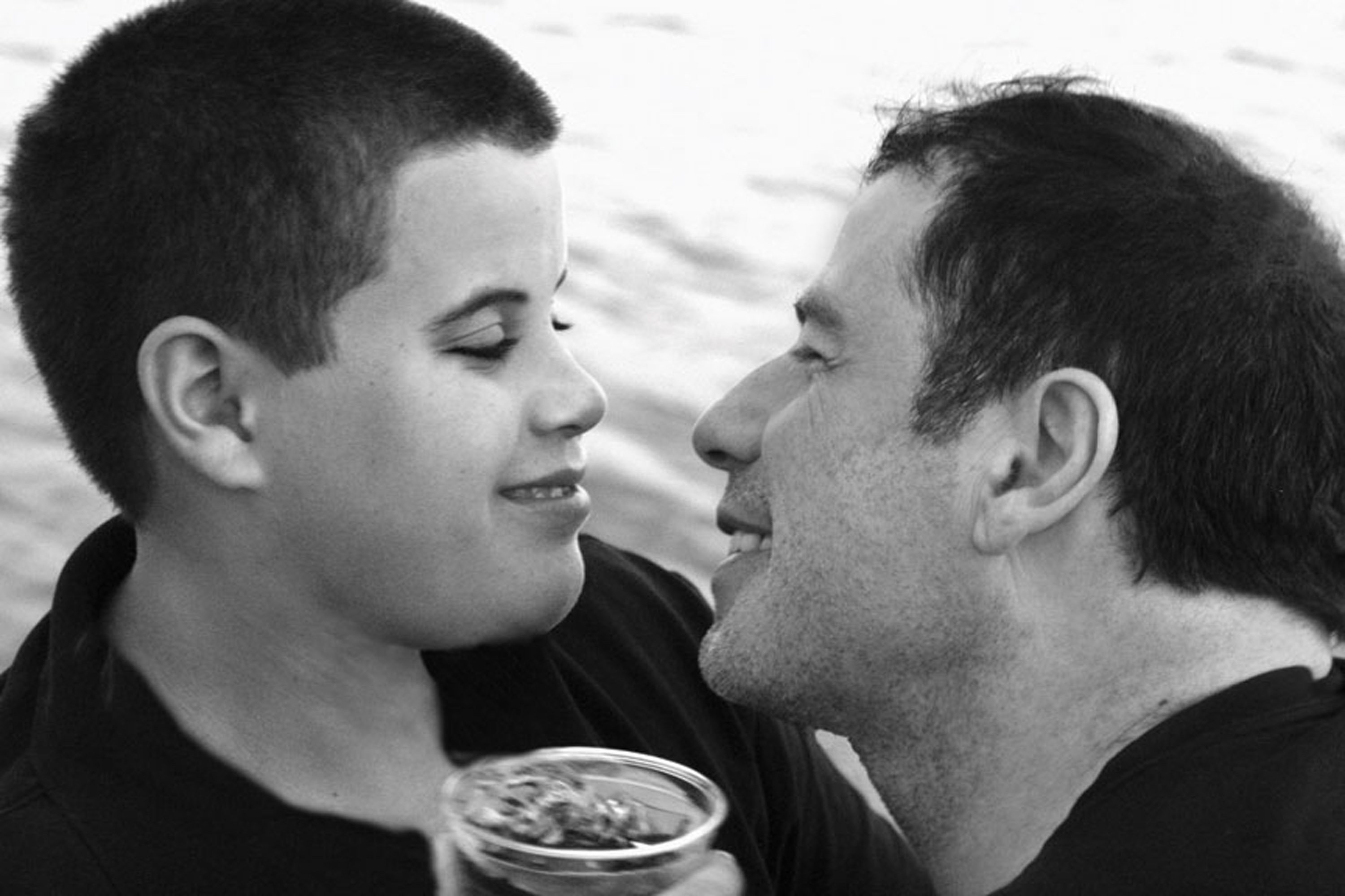 Sur cette photo, Jett Travolta est en compagnie de son père, l'acteur John Travolta. | Source : Getty Images