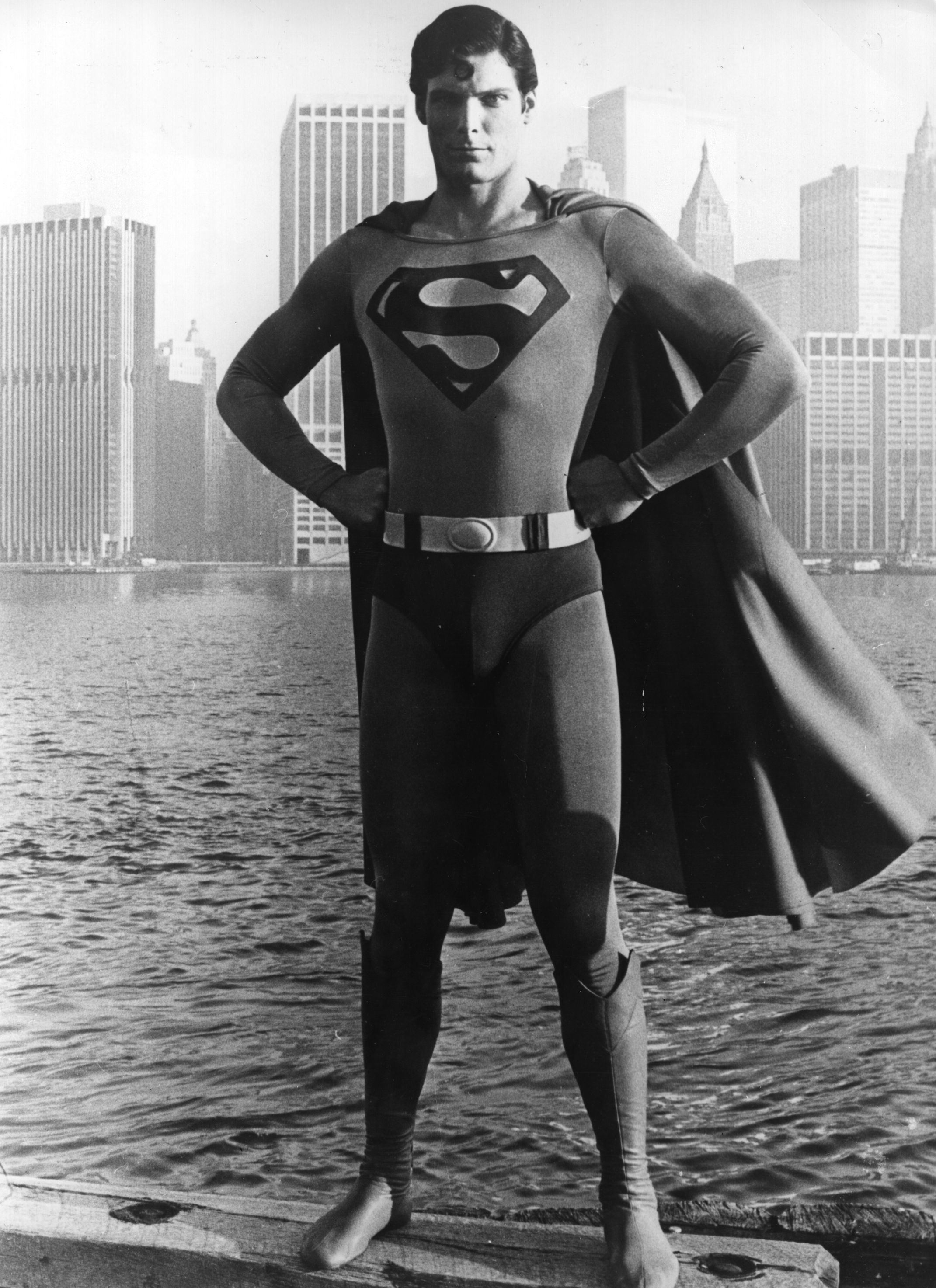 Christopher Reeve photographié devant l'horizon de Manhattan habillé comme le héros de bande dessinée du film "Superman", le 1er janvier 1978, à New York | Source : Getty Images