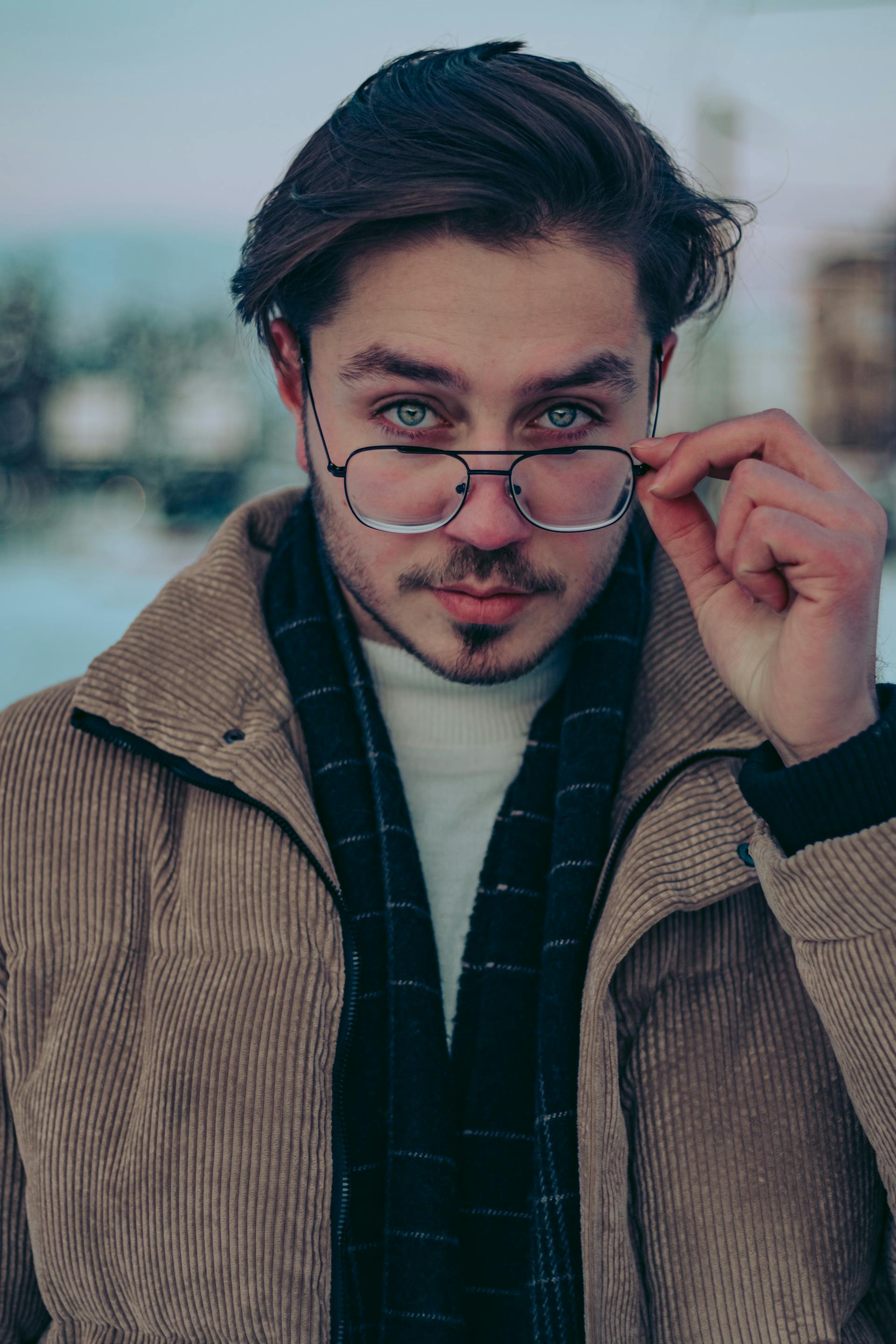 Un homme sévère qui fixe quelqu'un | Source : Pexels