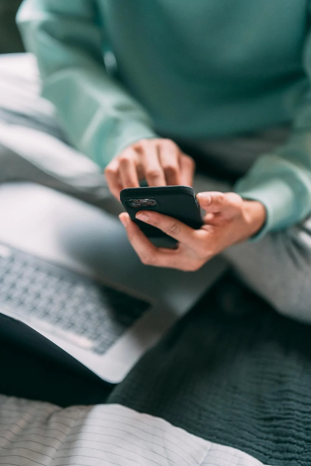 Un homme tapant sur son téléphone | Source : Pexels