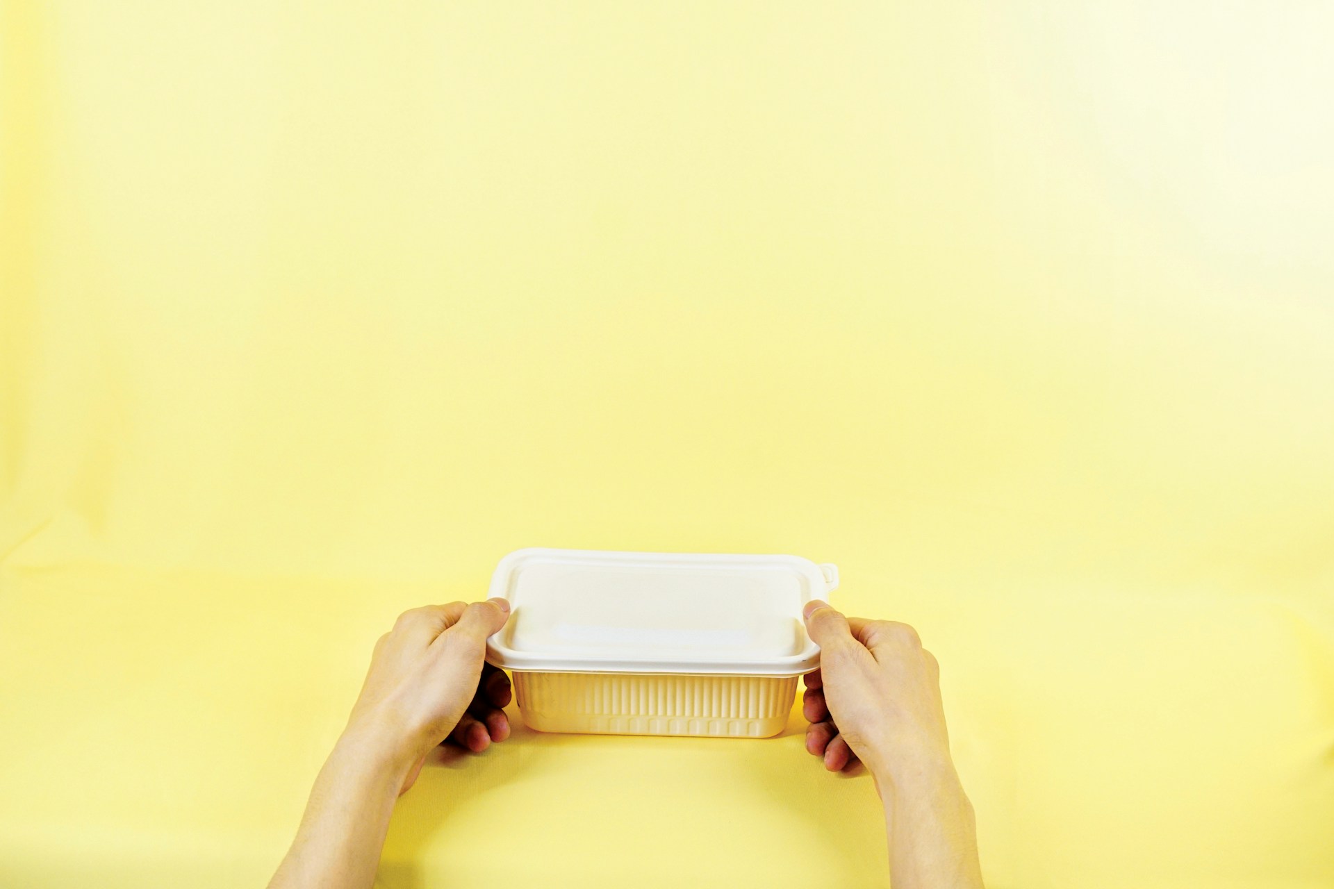 Une femme tenant sa boîte à lunch | Source : Unsplash