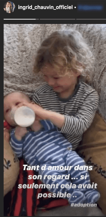 le fils d'Ingrid Chauvin en train de nourrir un bébé. | Photo : Story Instagram/Ingrid Chauvin