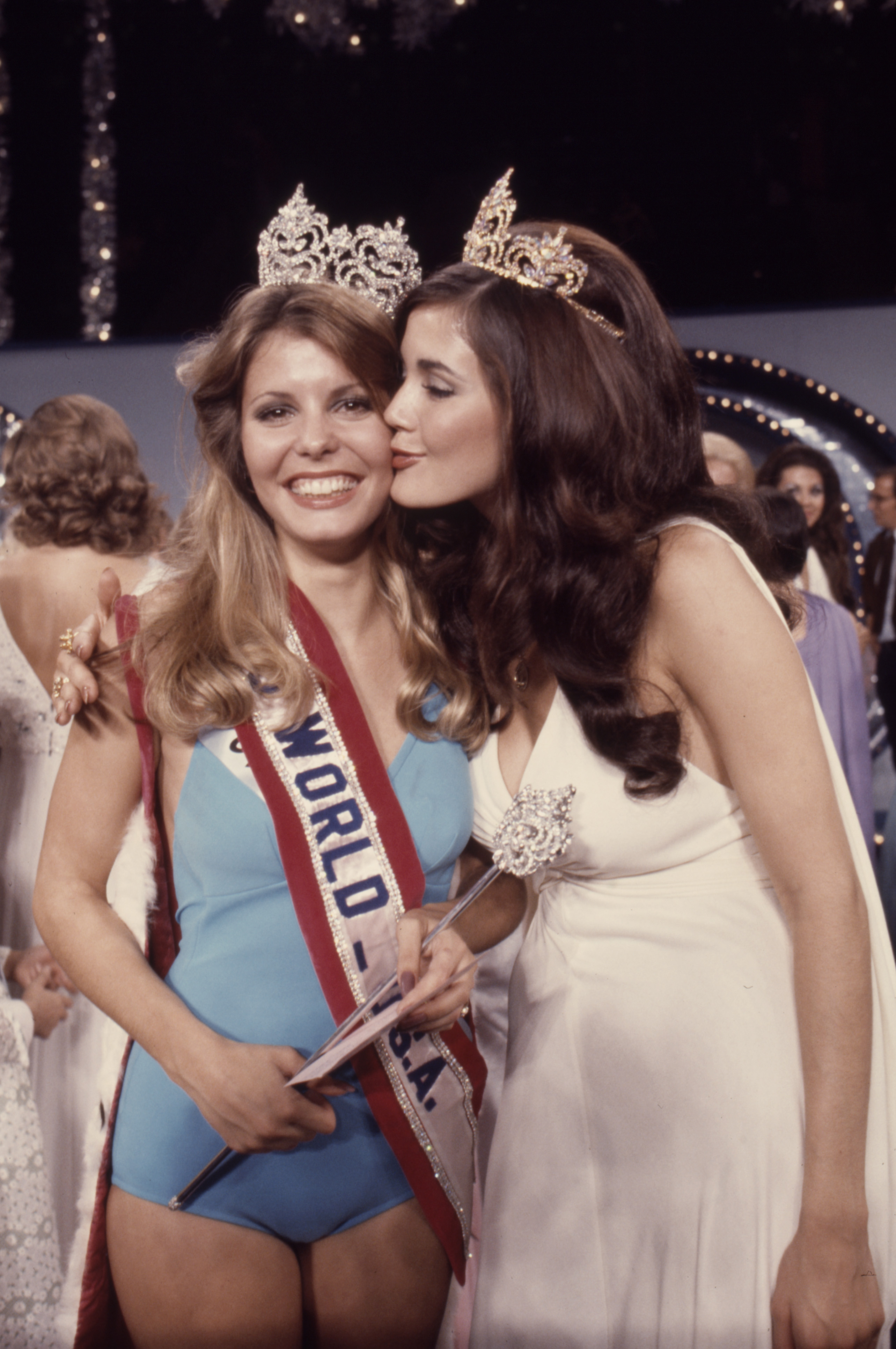 Miss Indiana (à gauche) et Lynda Carter au concours de Miss Monde en 1972 | Source : Getty Images