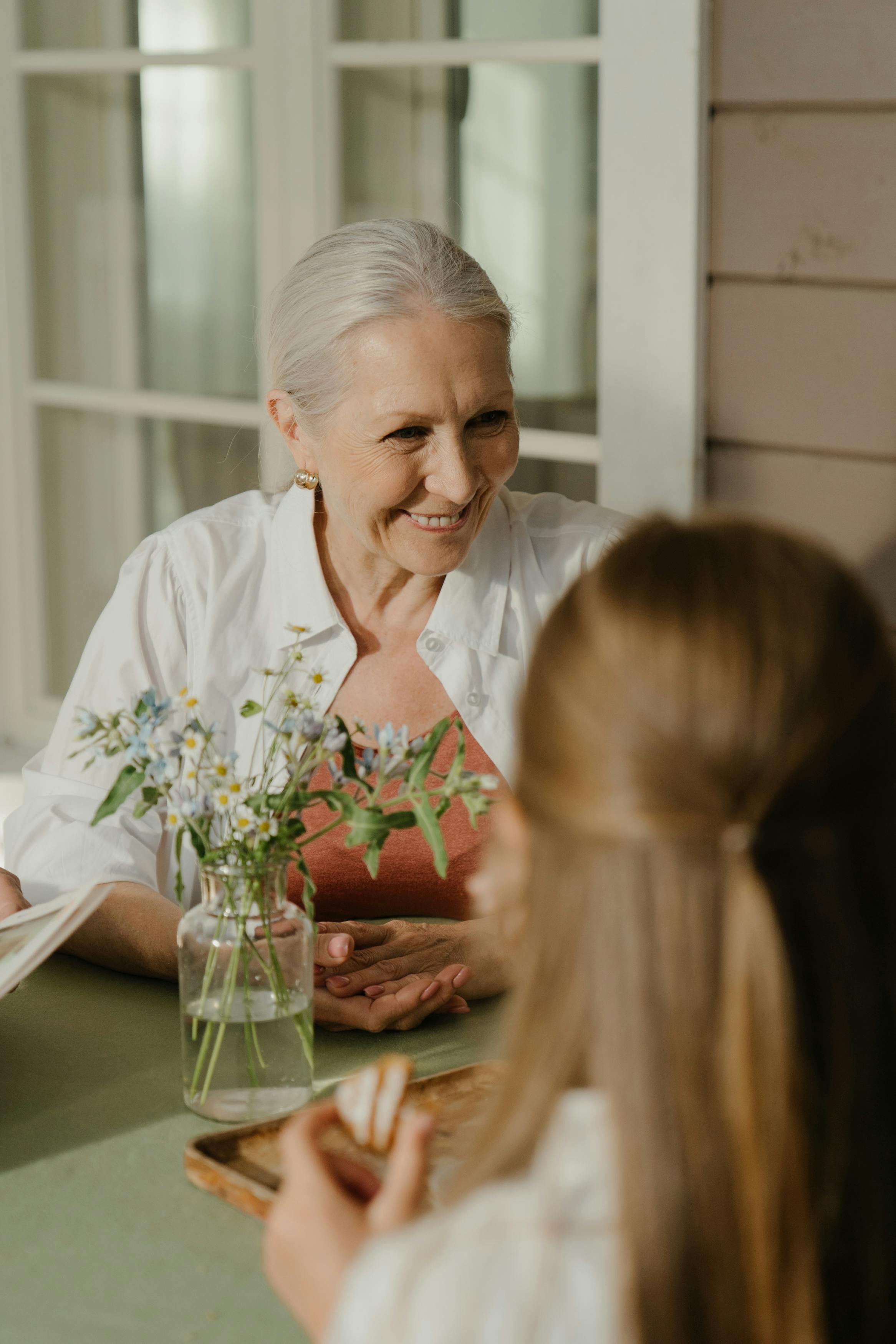 Une femme âgée souriante | Source : Pexels