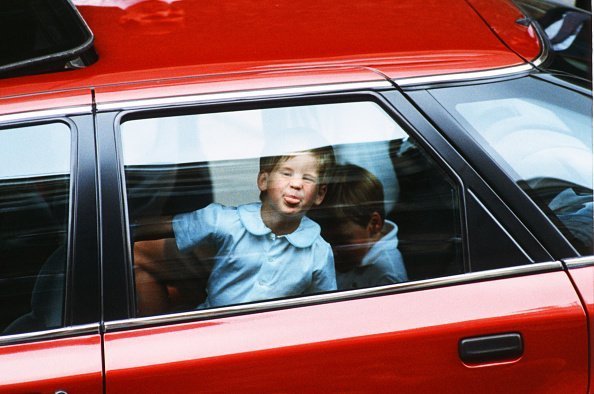 Les princes William et Harry quittent l'hôpital de Portland | Photo : Getty Images
