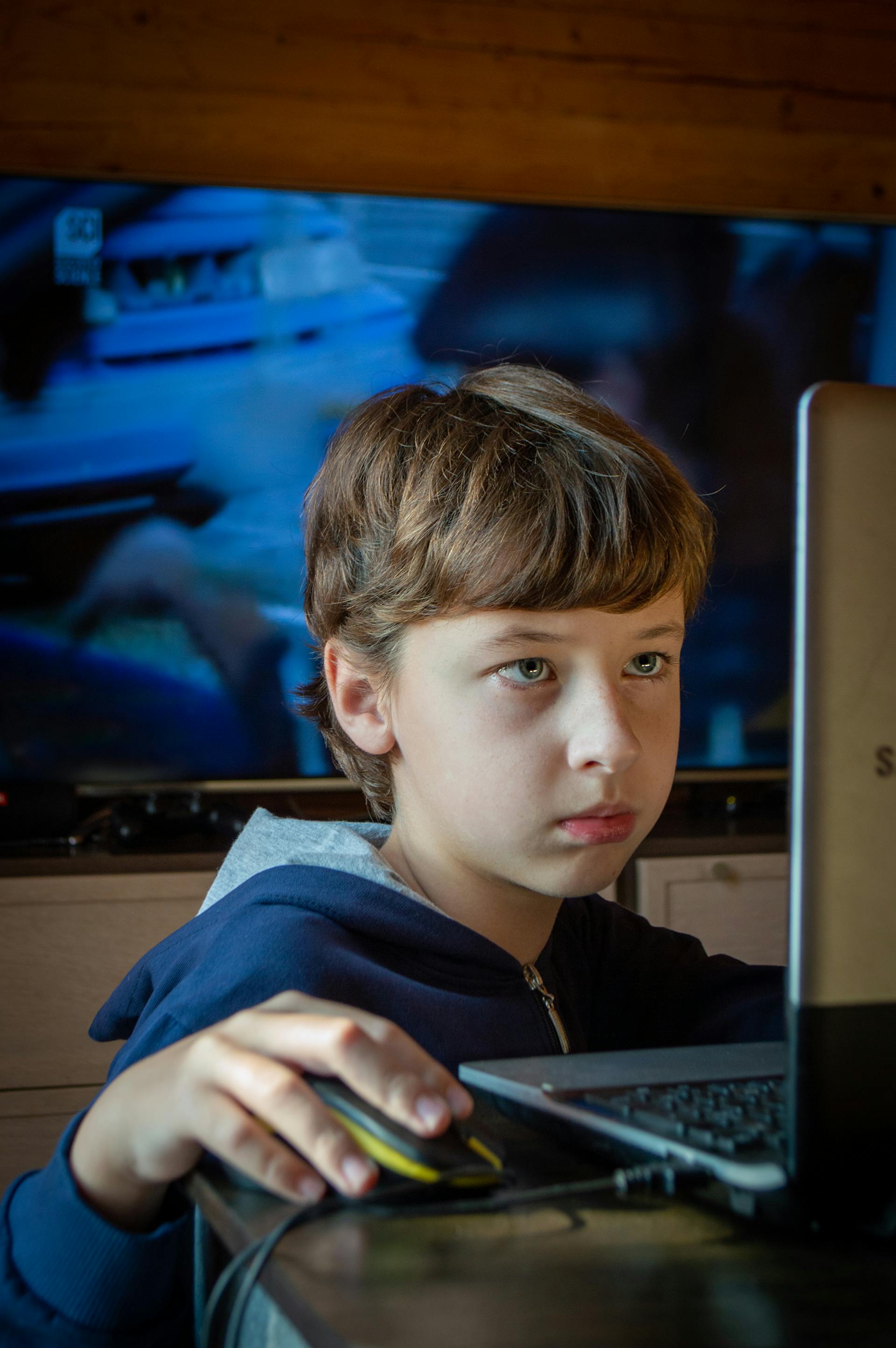 Un garçon utilisant un ordinateur portable | Source : Pexels