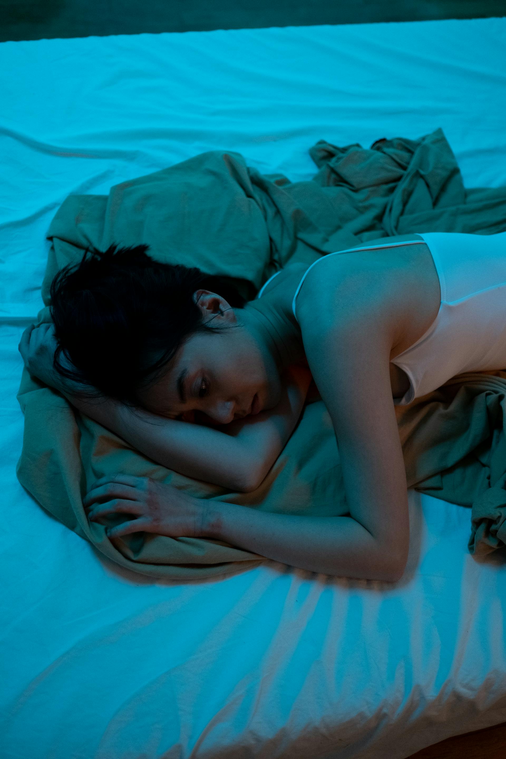 Une femme misérable allongée dans son lit | Source : Pexels