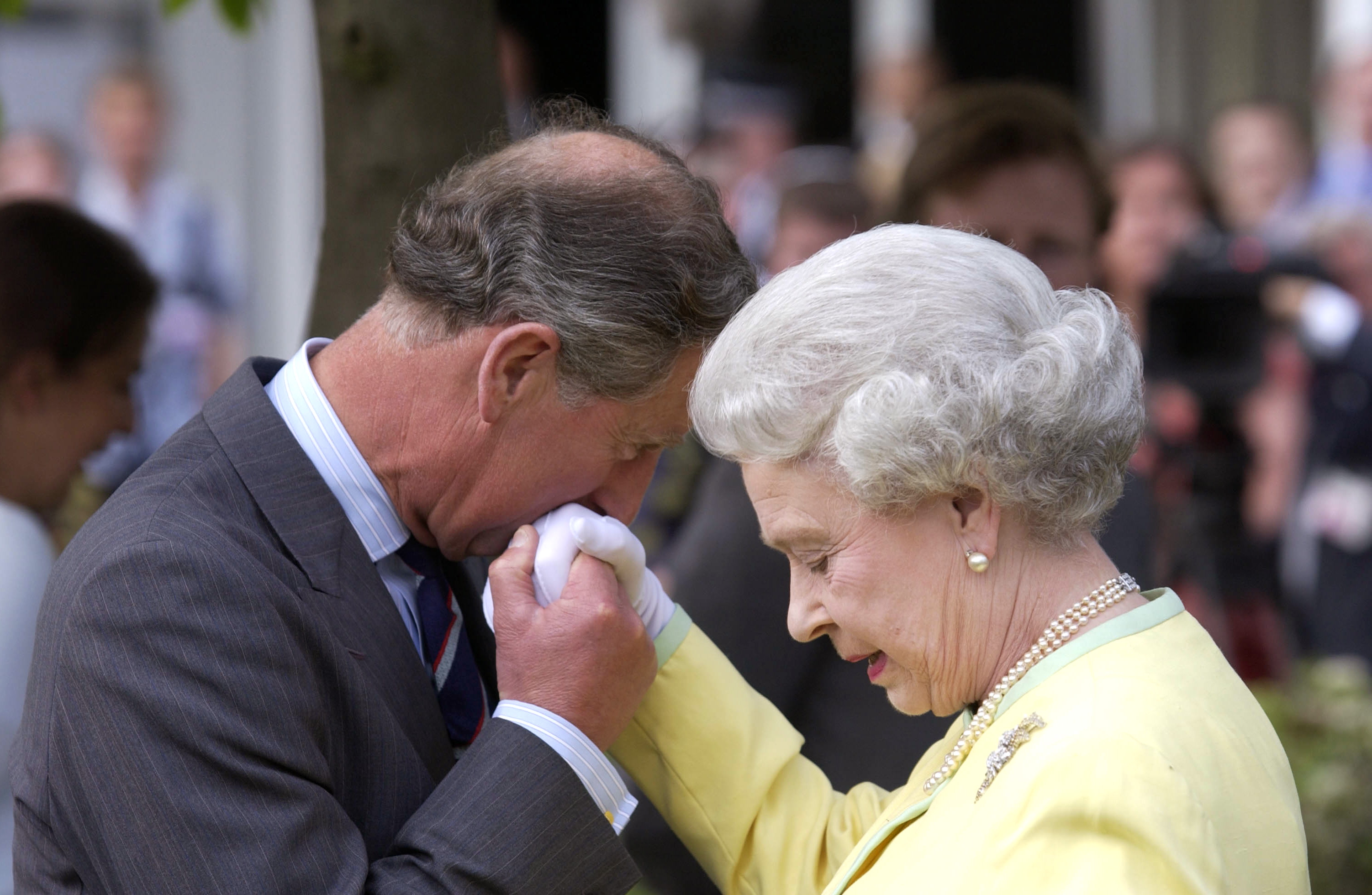 Le roi Charles III, ancien prince de Galles, embrassant la main de la reine Élisabeth II au Chelsea Flower Show en 2002 | Source : Getty Images