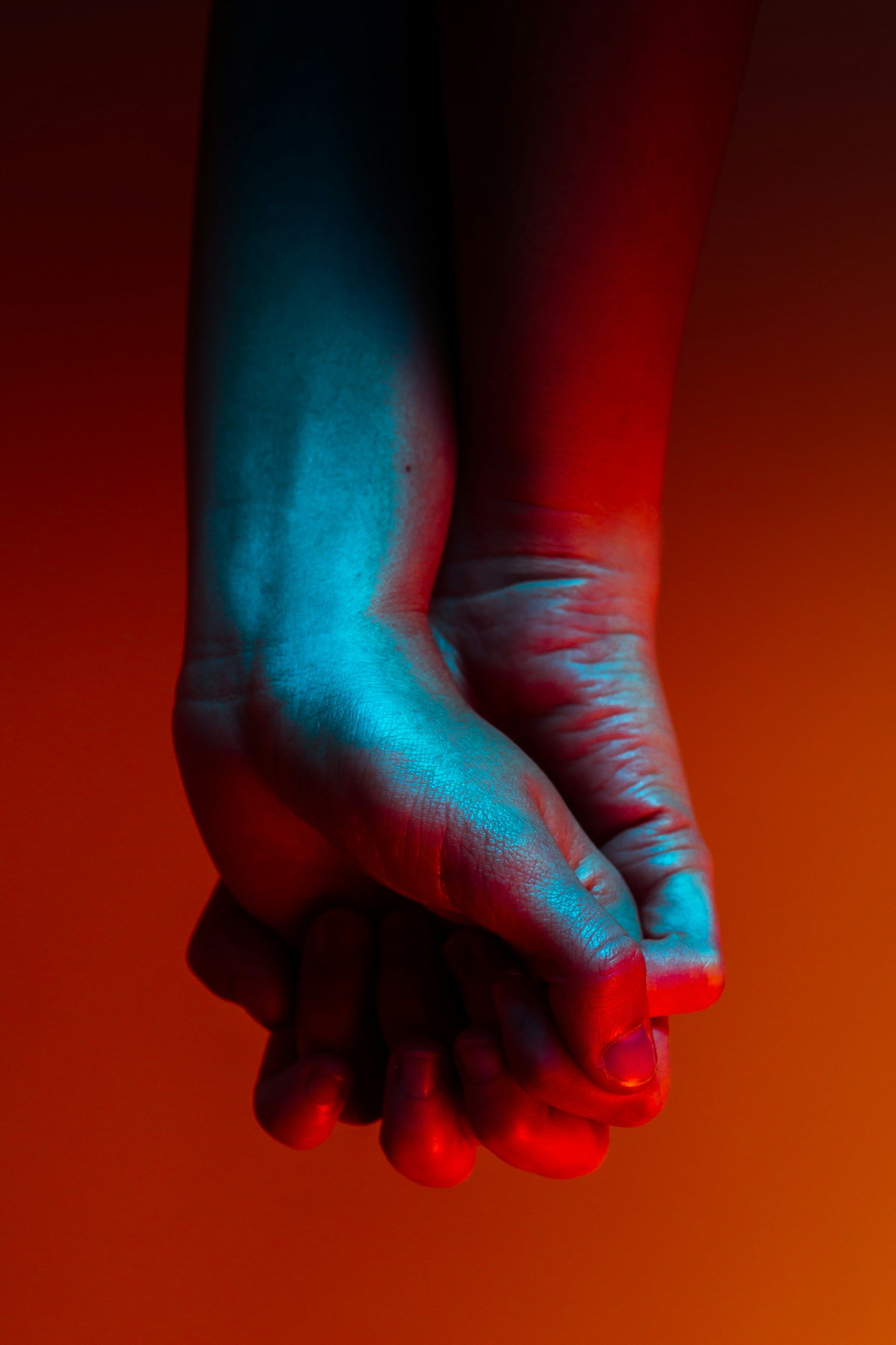 Un couple se tenant par la main | Source : Unsplash