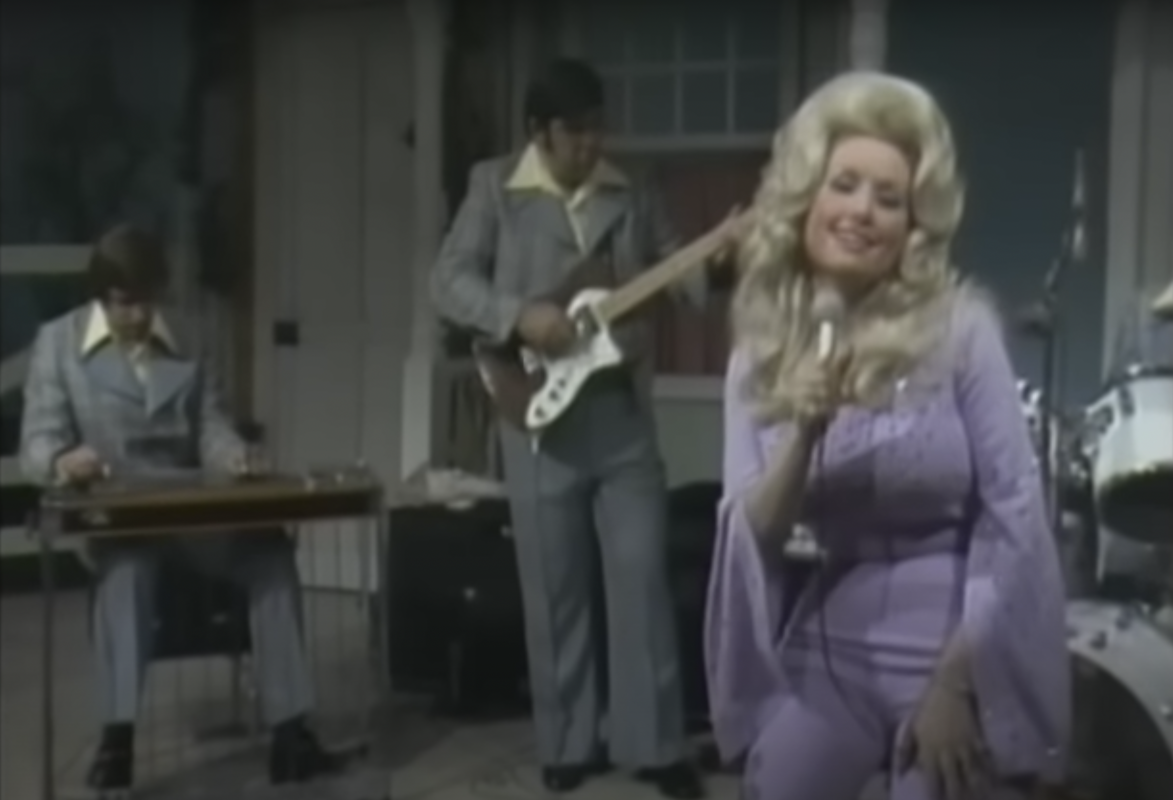 Dolly Parton interprétant "I Will Always Love You" en direct, posté le 7 décembre 2021 | Source : YouTube/ShoutFactoryVEVO