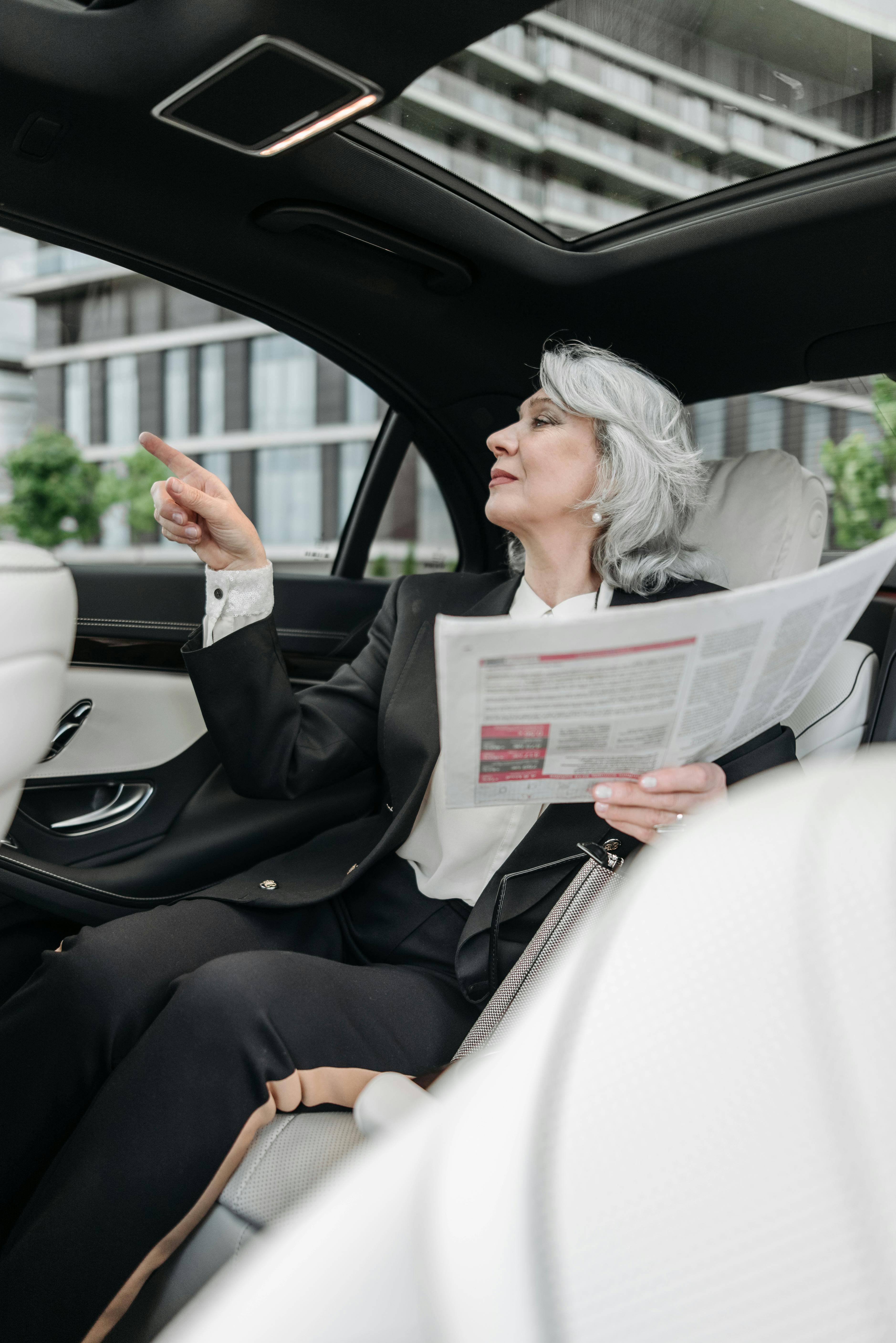 La femme âgée qui parle à sa famille dans la voiture | Source : Pexels