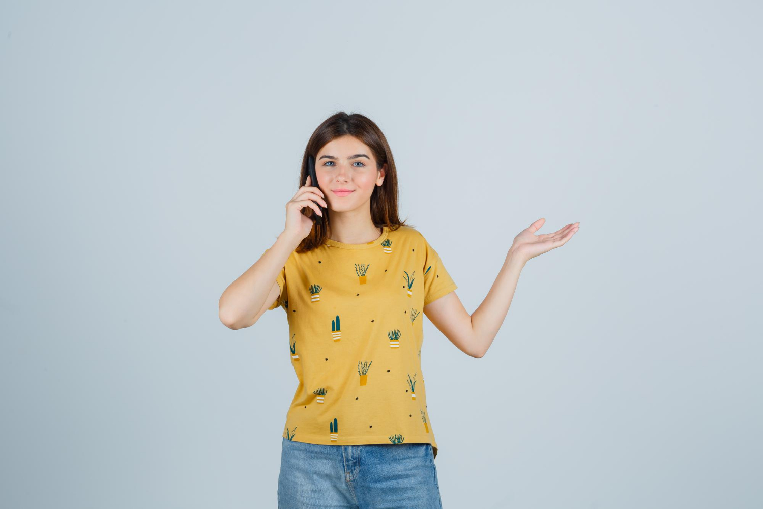 Une jeune femme ravie de parler au téléphone | Source : Freepik