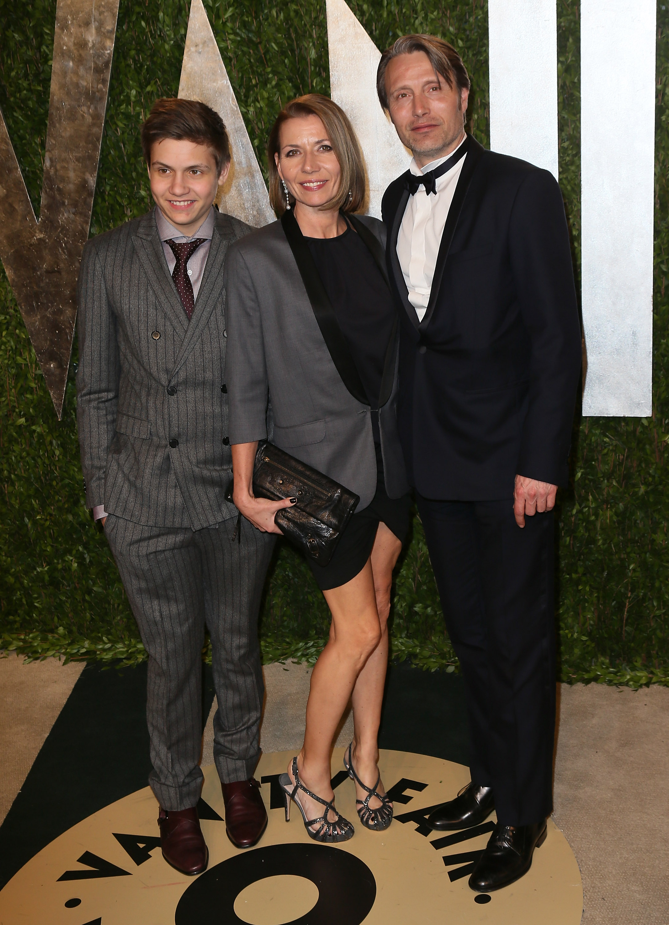 Mads Mikkelsen, Carl Mikkelsen et Hanne Jacobsen à la soirée des Oscars Vanity Fair le 24 février 2013 en Californie. | Source : Getty Images