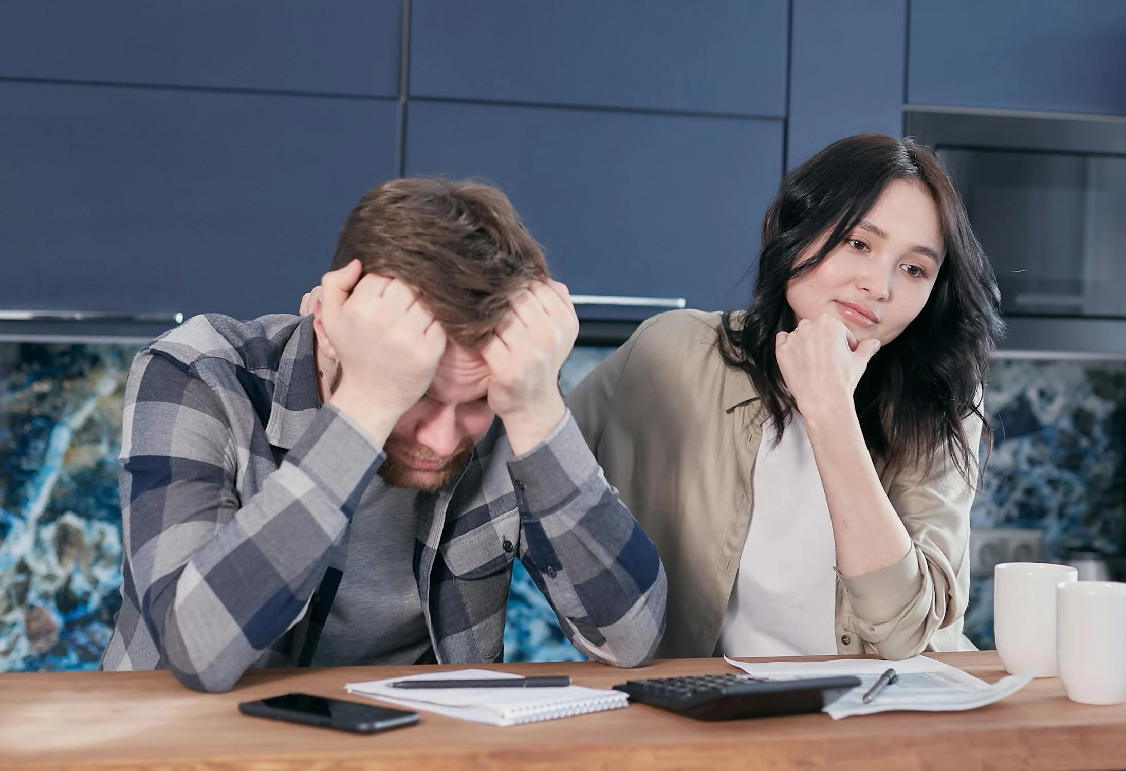 Un couple tendu qui regarde les journaux | Source : Pexels