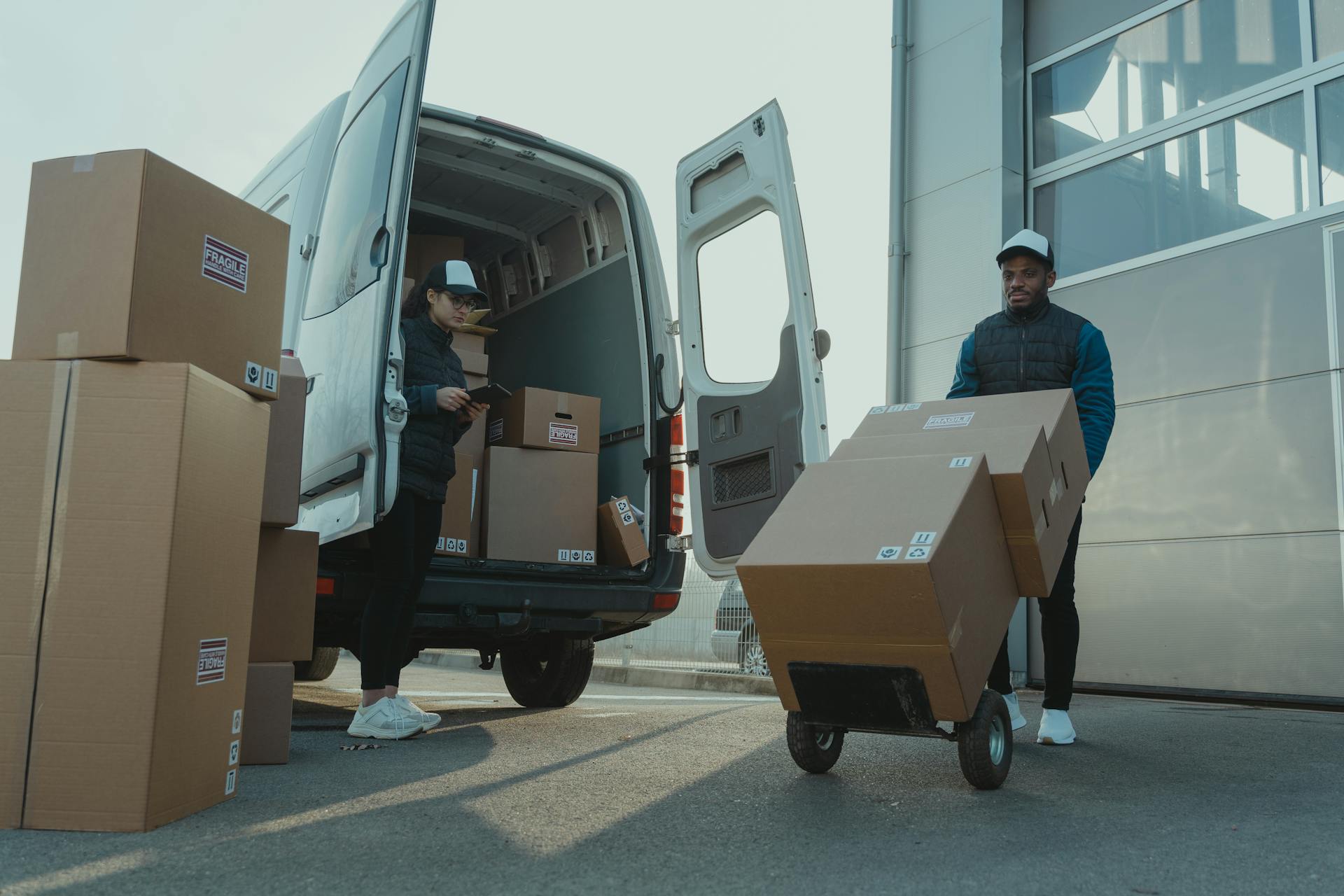 Un homme charge des cartons dans son camion | Source : Pexels