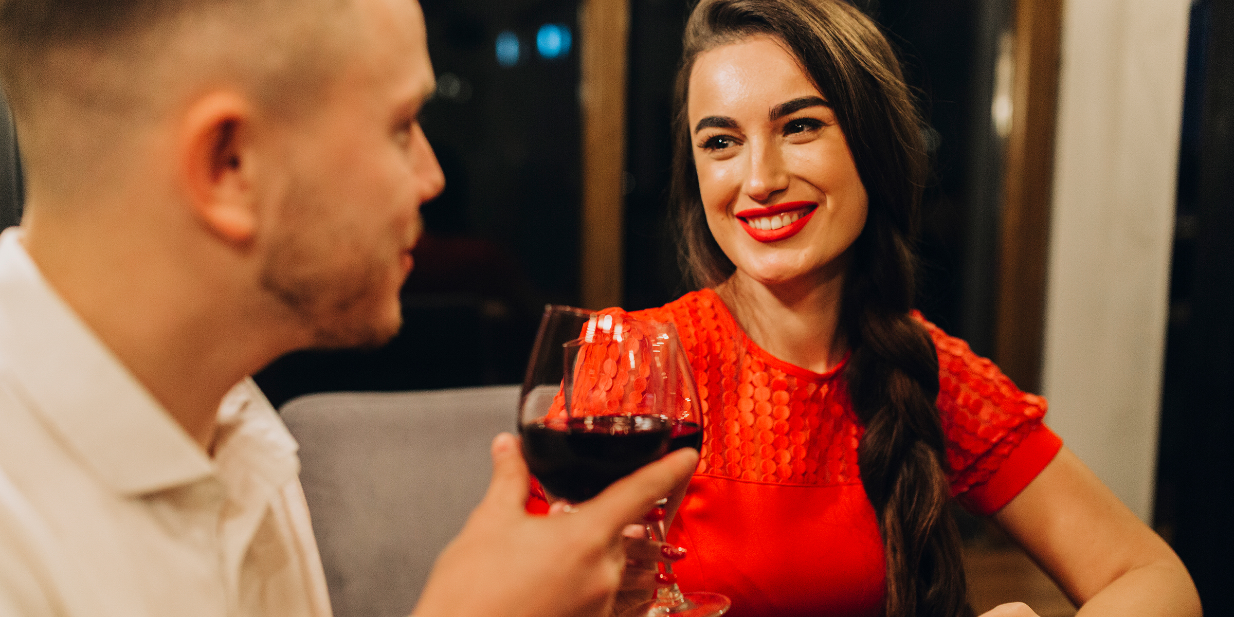 Un couple en train de dîner | Source : Freepik