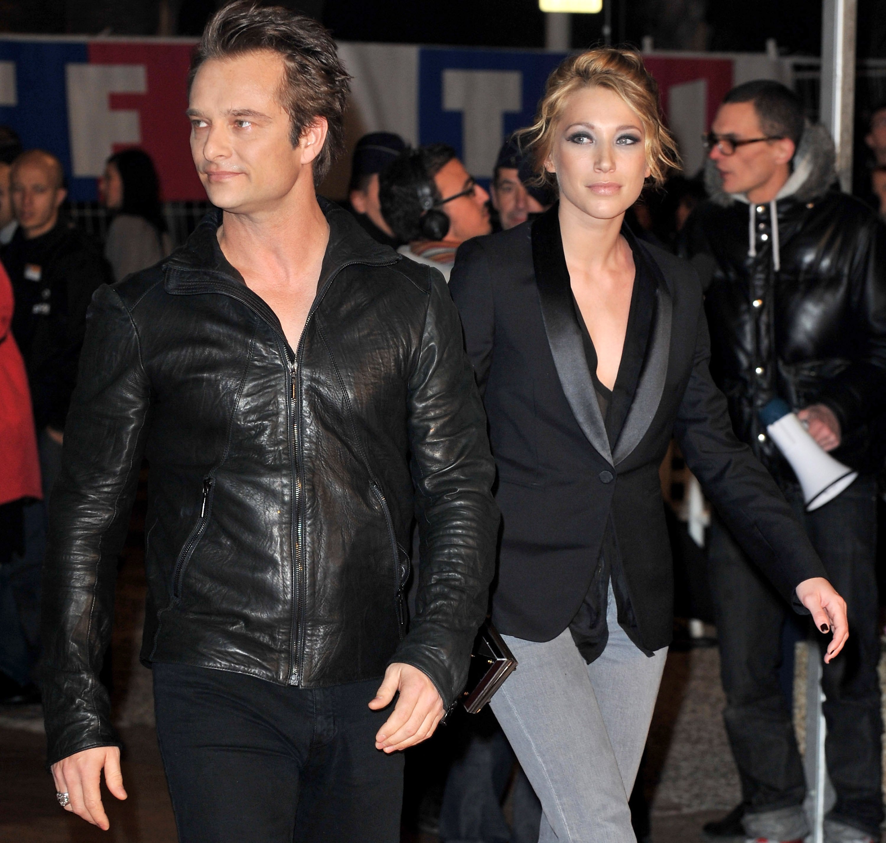 David Hallyday et Laura Smet arrivent au Palais des Festivals pour assister aux NRJ Music Awards le 23 janvier 2010 à Cannes. | Photo : Getty Images