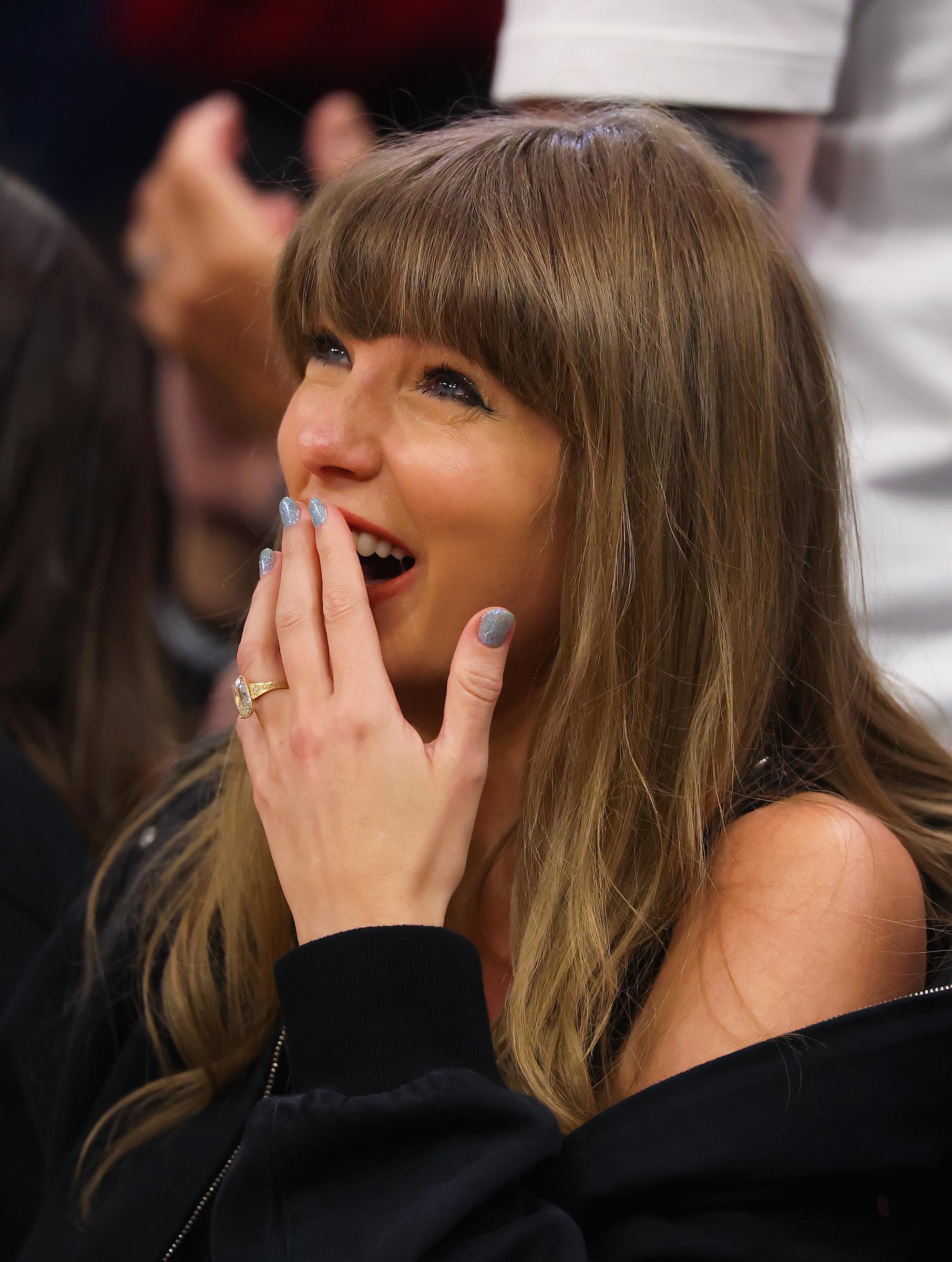 Swift a assisté au troisième match opposant les New York Knicks aux Cleveland Cavaliers le 23 mai 2026. Cette sortie a permis de découvrir une nouvelle fois son style en public juste avant son passage à Londres. | Source : Getty Images