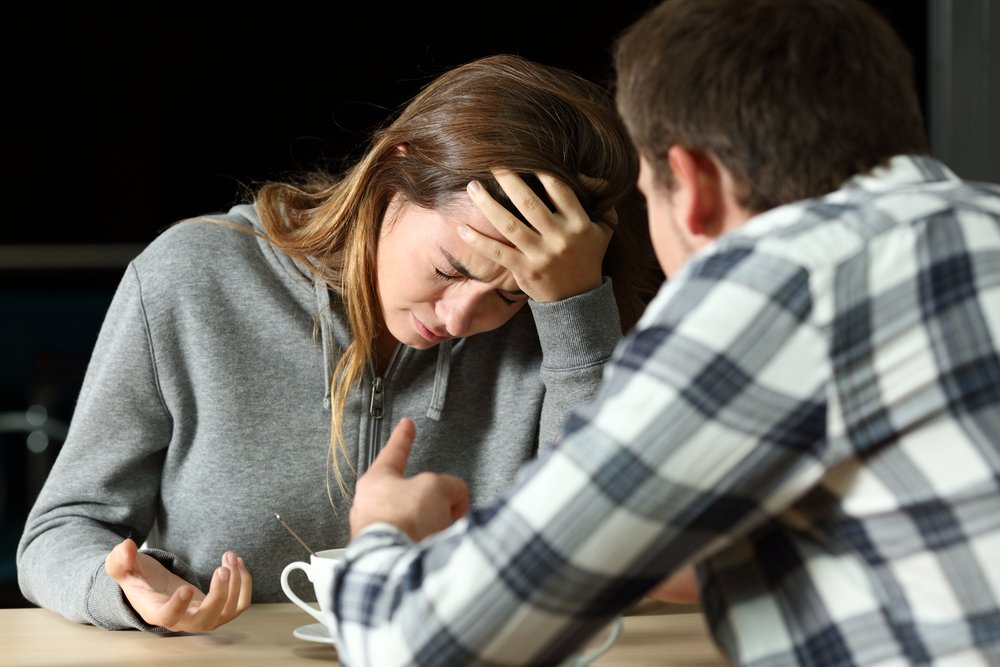 Un homme exerçant une violence psychologique à une femme | Photo : Shutterstock