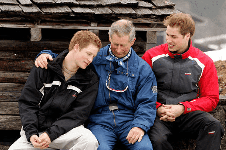 moment de complicité entre le Prince Harry, et son père en présence du Prince William lors d'un séjour à Klosters  | Source : Pascal Le Segretain/Getty Images