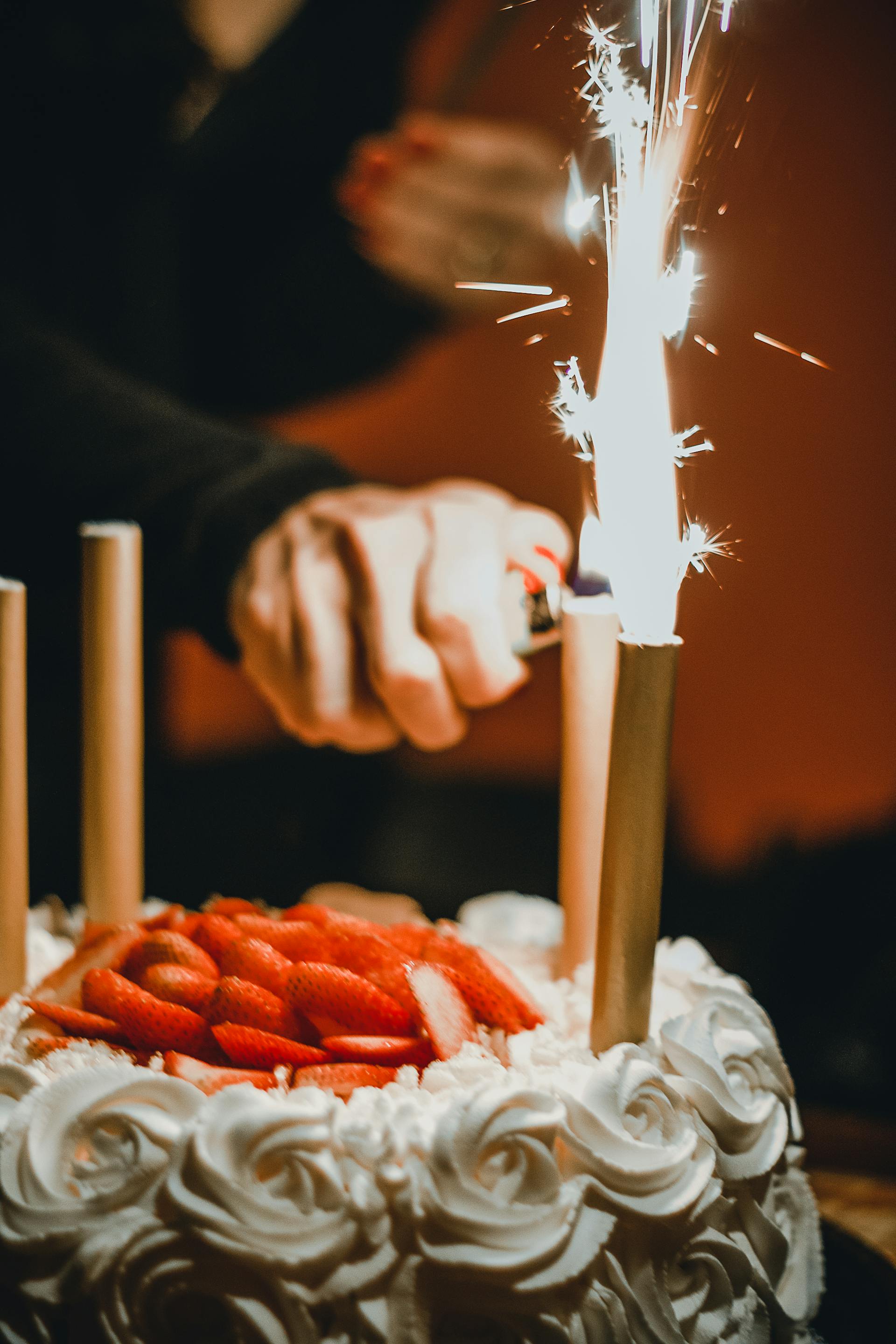 Une personne allumant les cierges magiques sur un gâteau | Source : Pexels