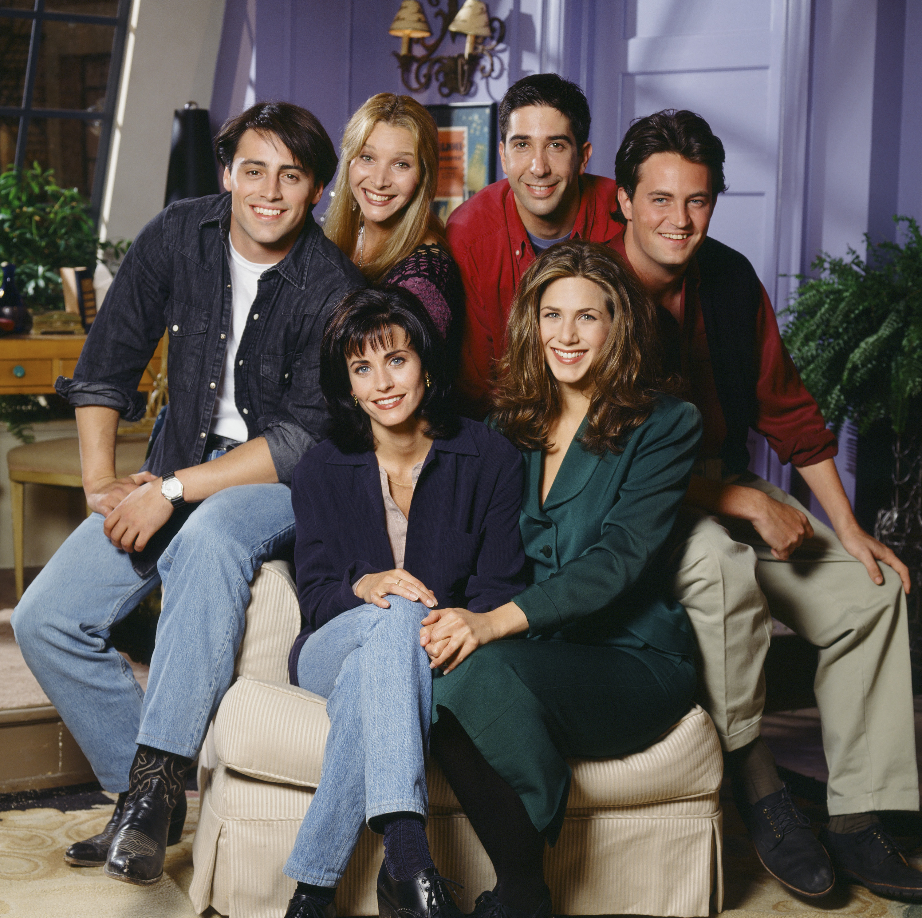 (arrière G-D) Matt LeBlanc, Lisa Kudrow, David Schwimmer, Matthew Perry (avant G-D) Courteney Cox, et Jennifer Aniston sur le plateau de "Friends", en 1994 | Source : Getty Images