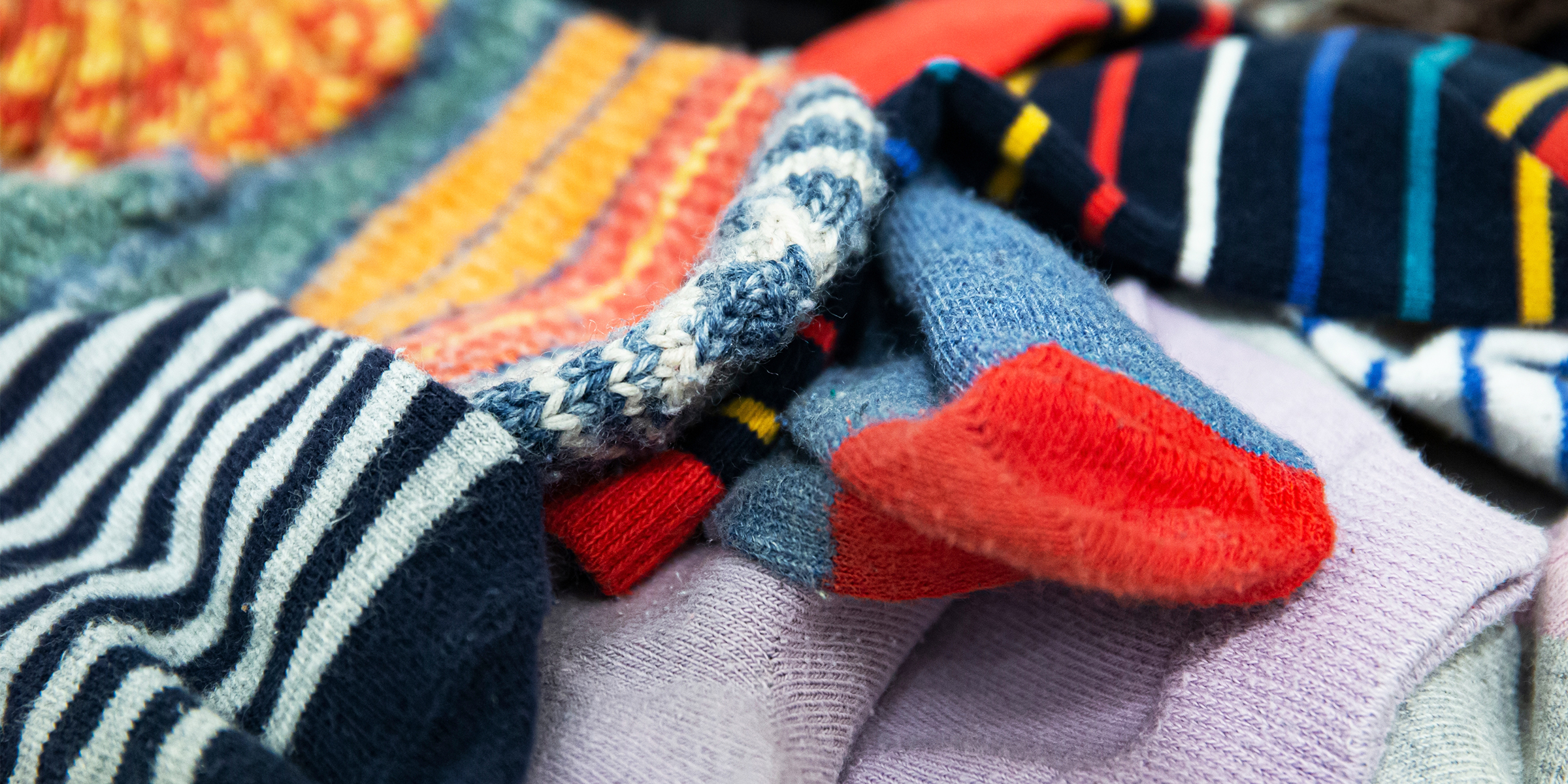 Une pile de chaussettes multicolores | Source : Shutterstock