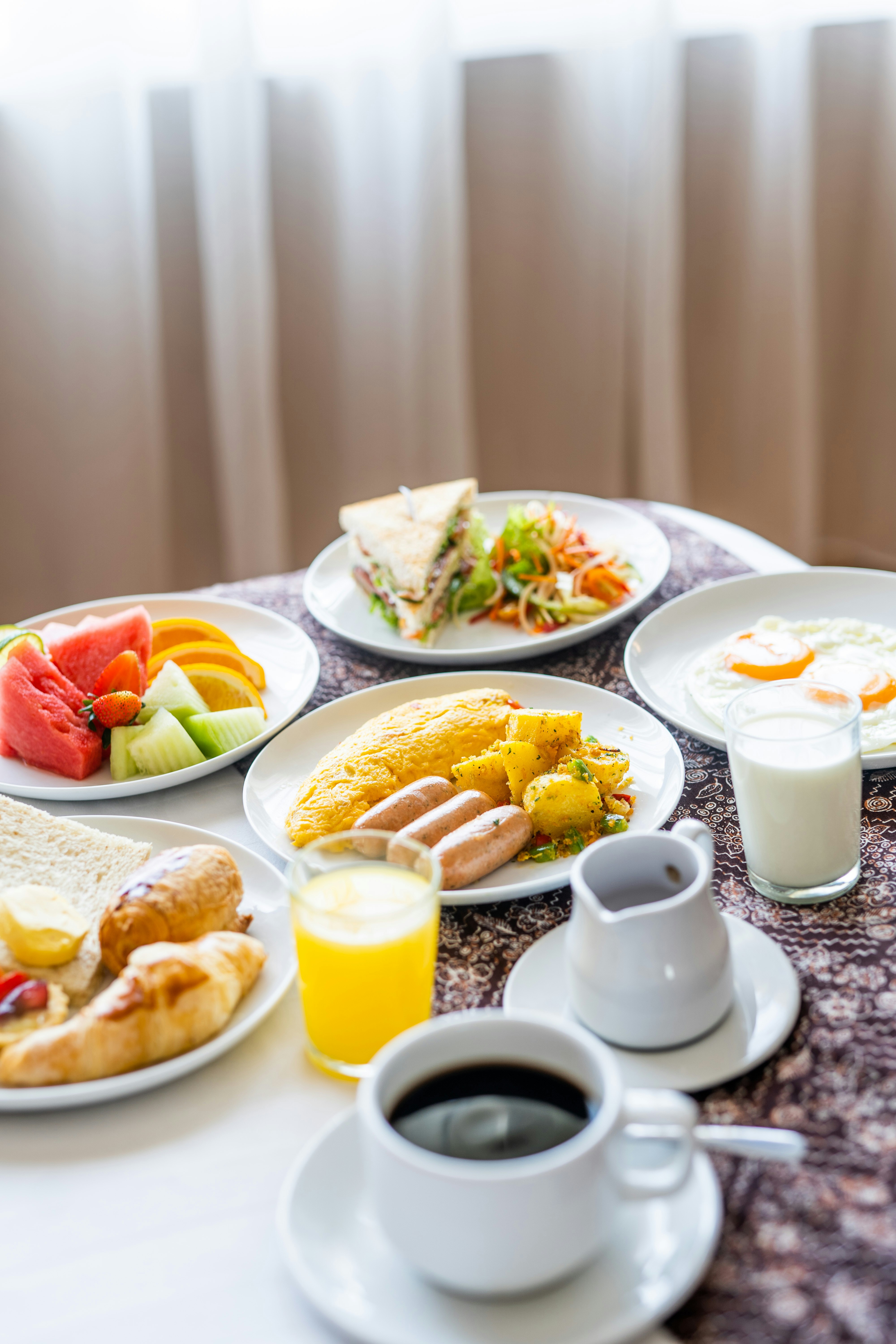 Nourriture à un buffet de petit déjeuner | Source : Unsplash