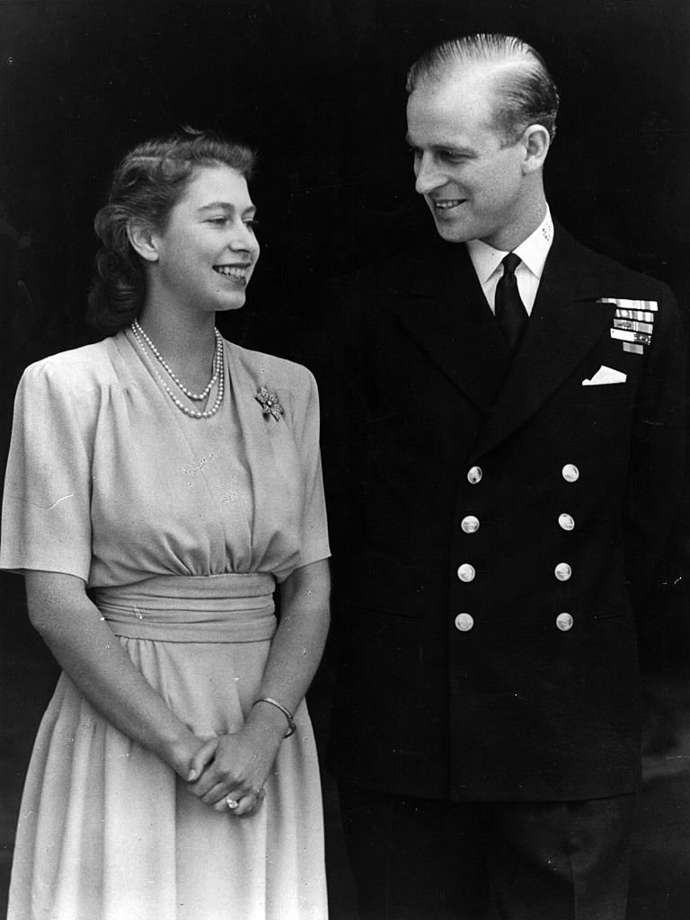 La princesse Elizabeth et Philip Mountbatten, duc d'Édimbourg, à l'occasion de leurs fiançailles au palais de Buckingham à Londres, juillet 1947. І Source : Getty Images