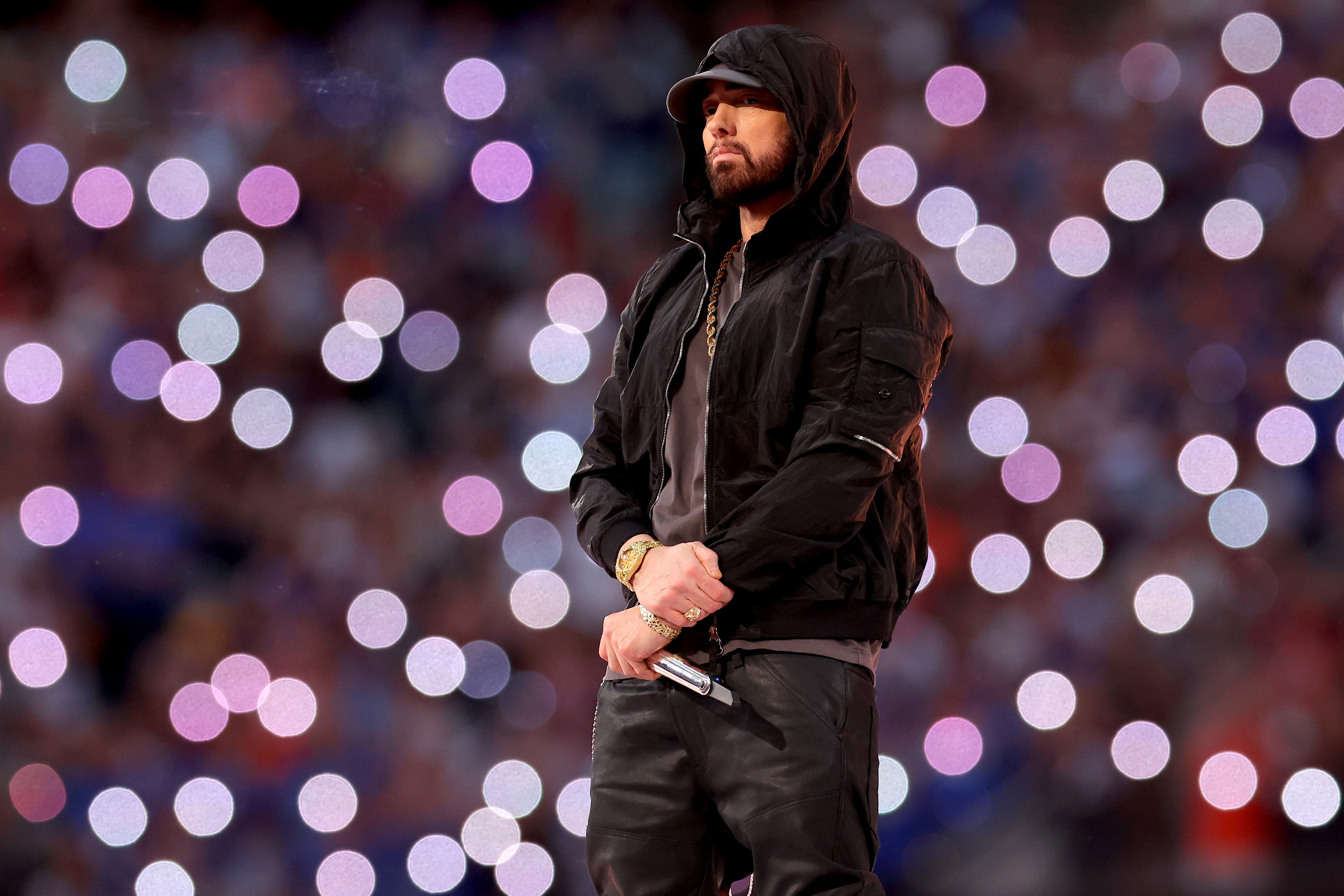 Eminem se produit lors du spectacle de la mi-temps du Super Bowl LVI Pepsi au SoFi Stadium, le 13 février 2022, à Inglewood, en Californie. | Source : Getty Images