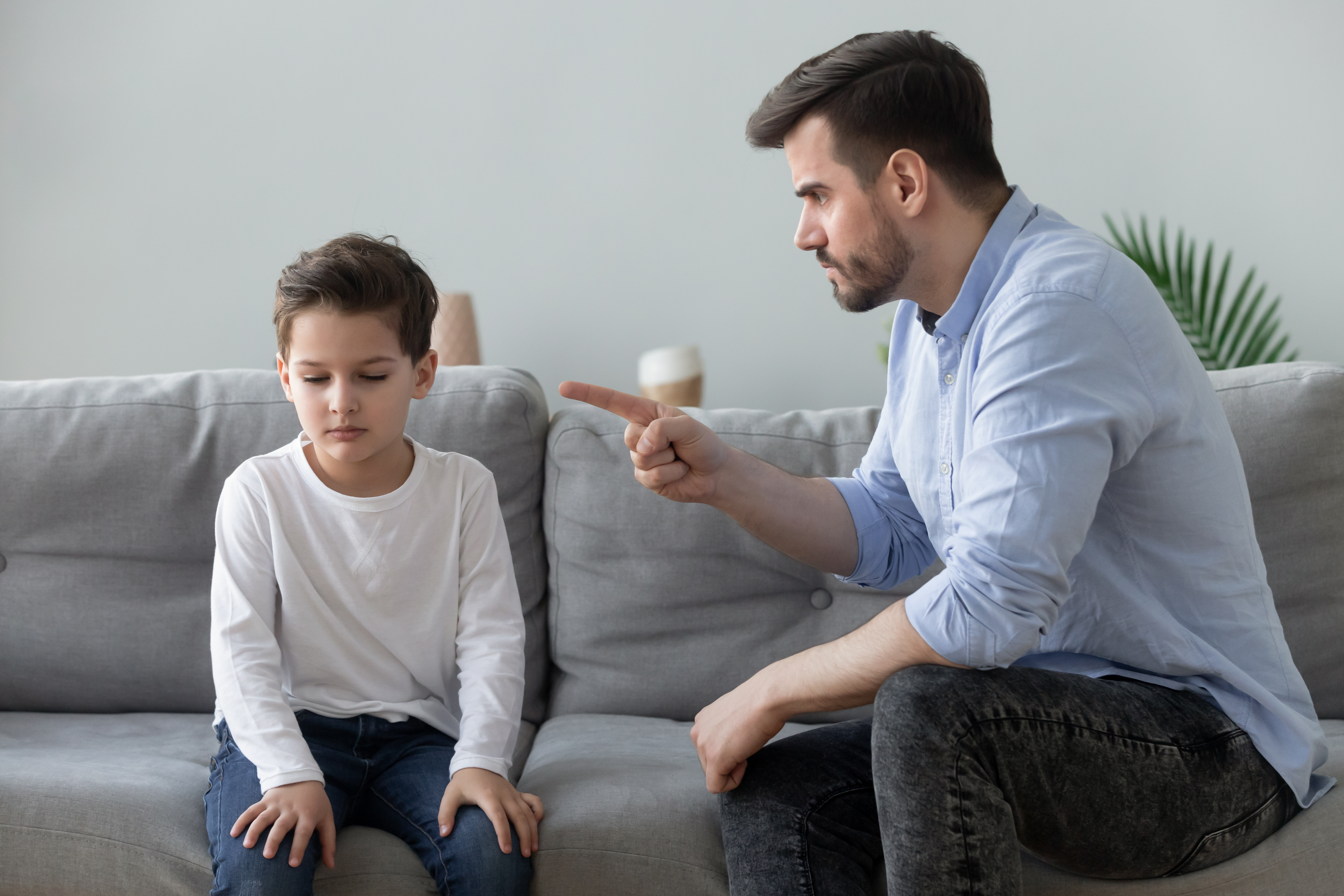 Um homem irritado repreendendo uma criança | Fonte: Shutterstock