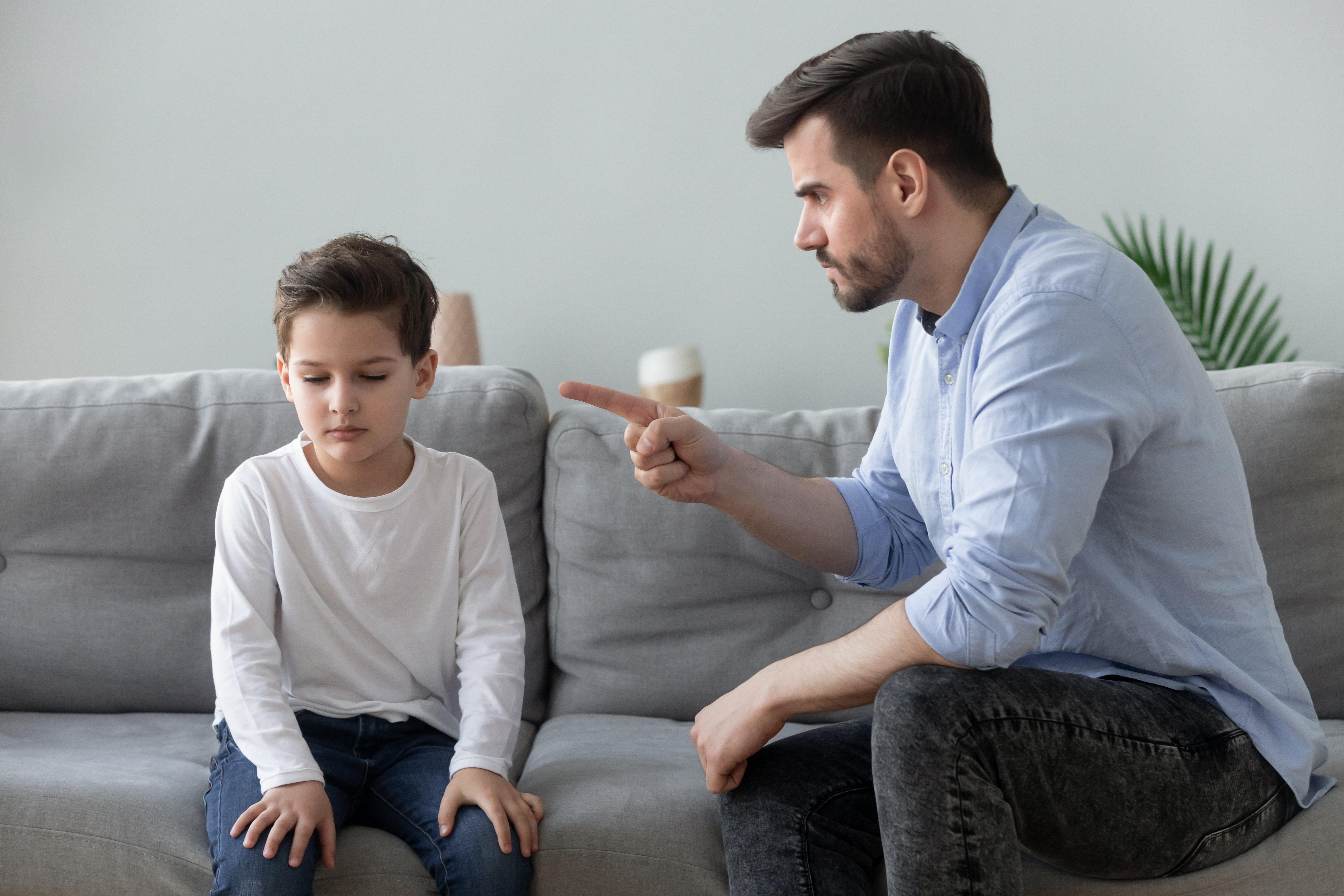 Un hombre enfadado regañando a un niño | Foto: Shutterstock