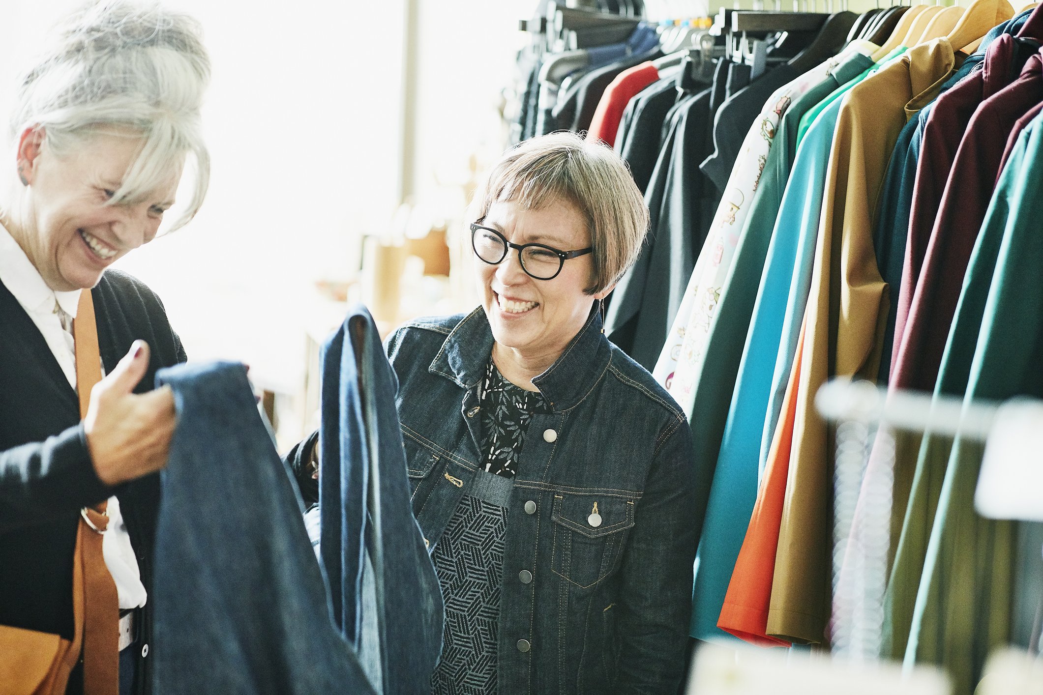 Une femme aidant une cliente à choisir une tenue. | Photo : Getty Images