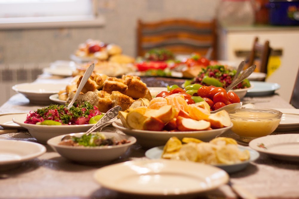 Une table pleine de nourriture fait maison. | Shutterstock