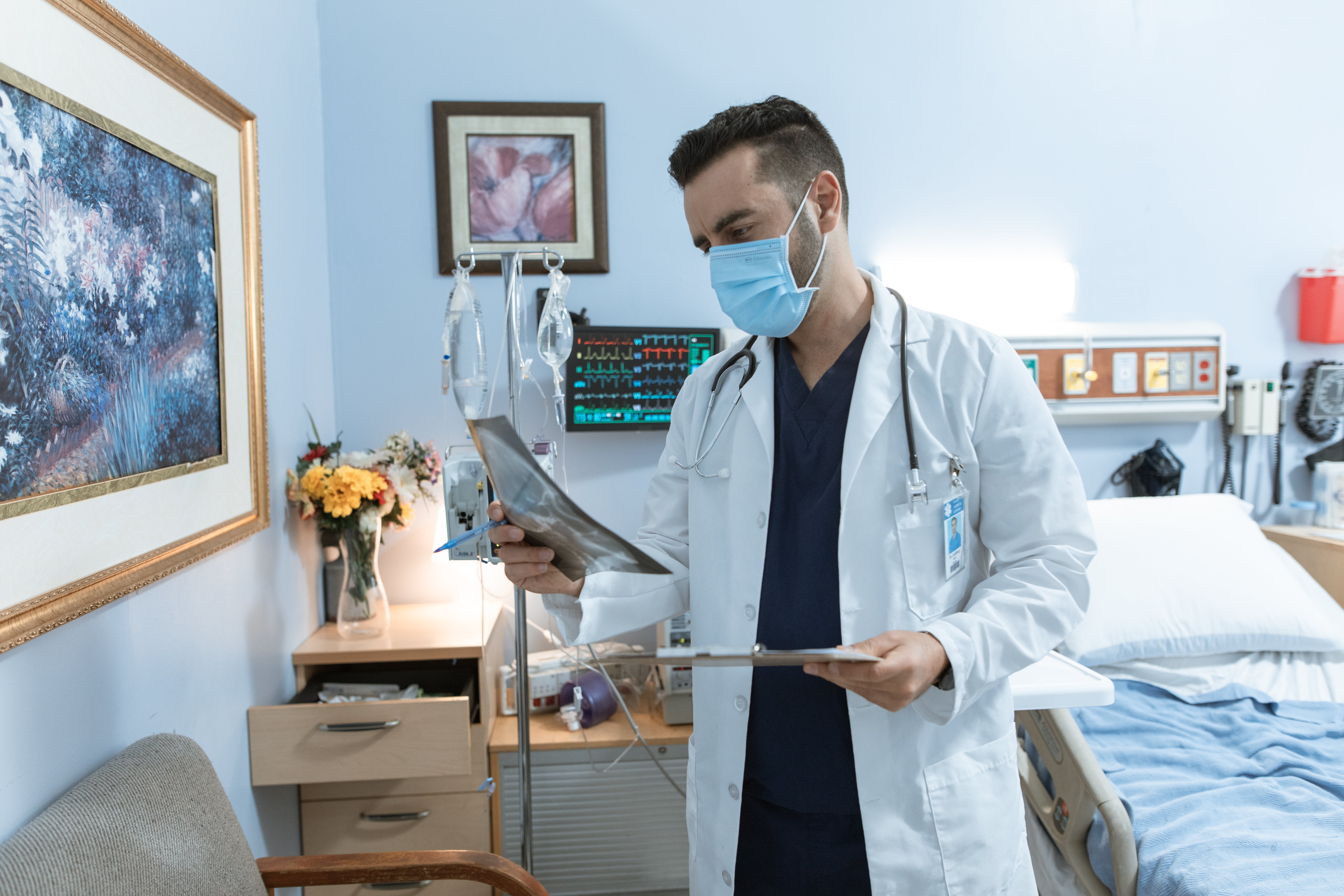 Un médecin examine le dossier hospitalier d'un patient | Source : Pexels