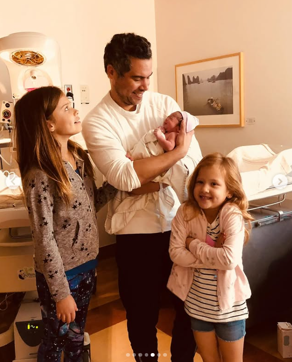 Cash Warren tient leur nouveau-né avec leurs filles aînées à ses côtés, comme posté le 19 mai 2024 | Source : Instagram.com/jessicaalba