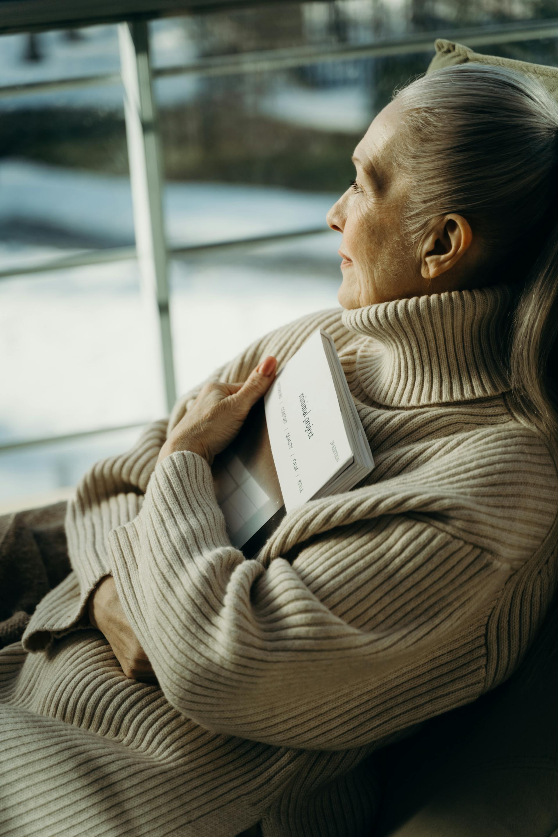 Une vieille femme assise et regardant par la fenêtre | Source : Pexels