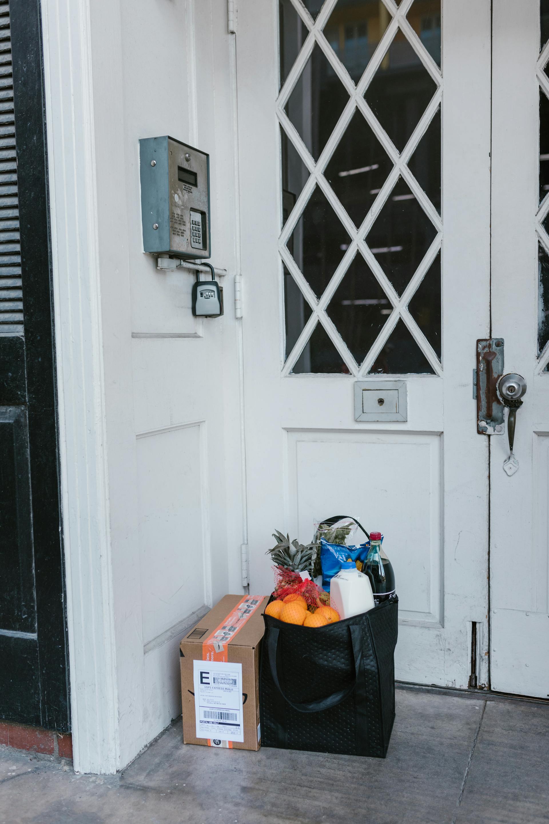 Paquets de nourriture à l'entrée de la porte | Source : Pexels