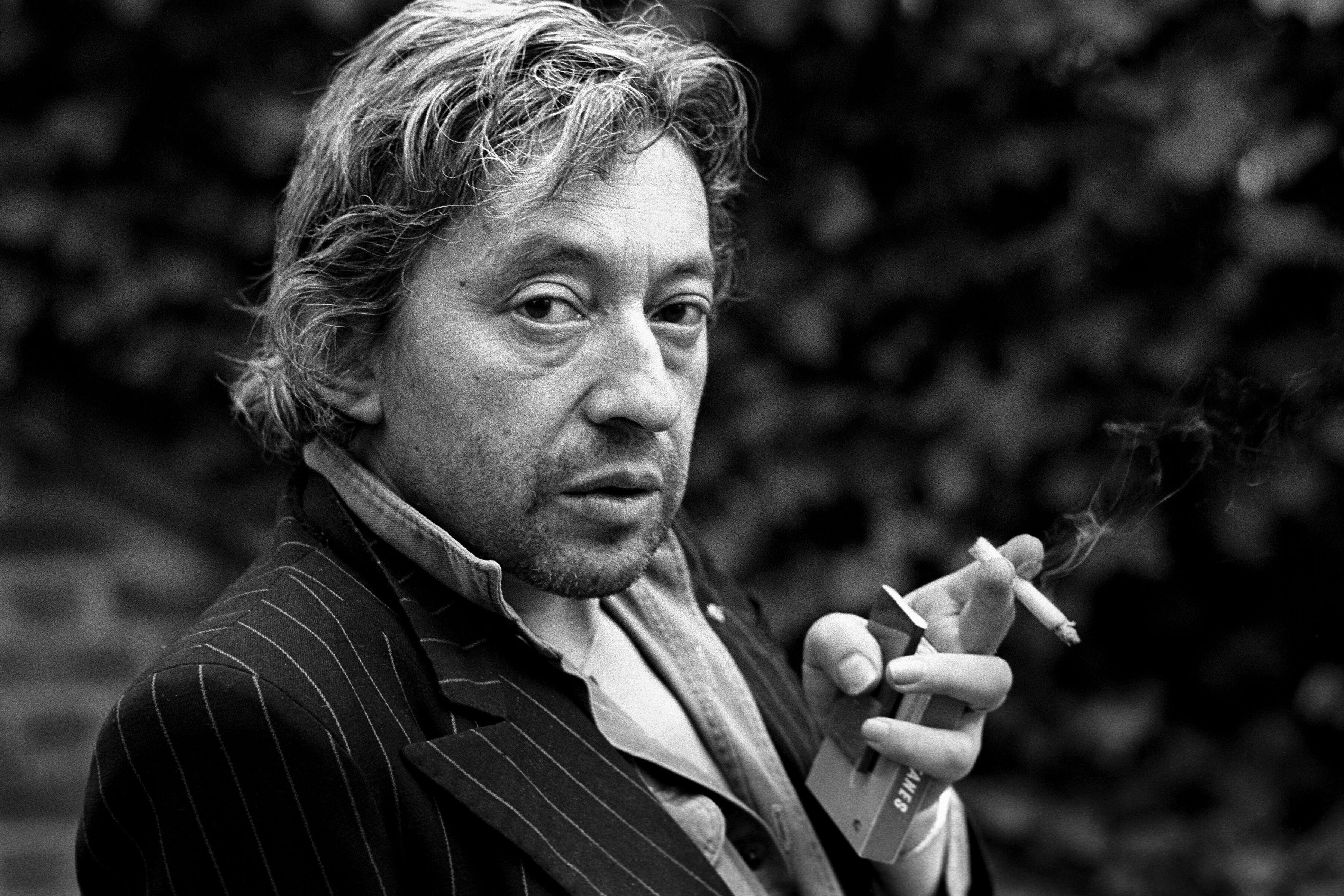 Serge Gainsbourg pose lors d'une séance de portrait le 18 avril 1980 à Paris, France. | Photo: Getty Images