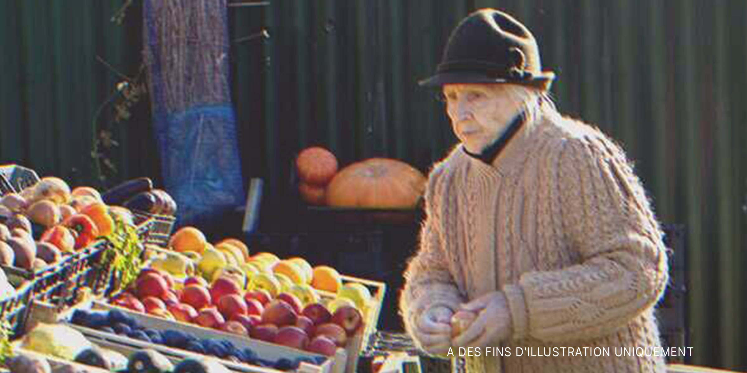 Une vieille dame au marché | Source : Shutterstock