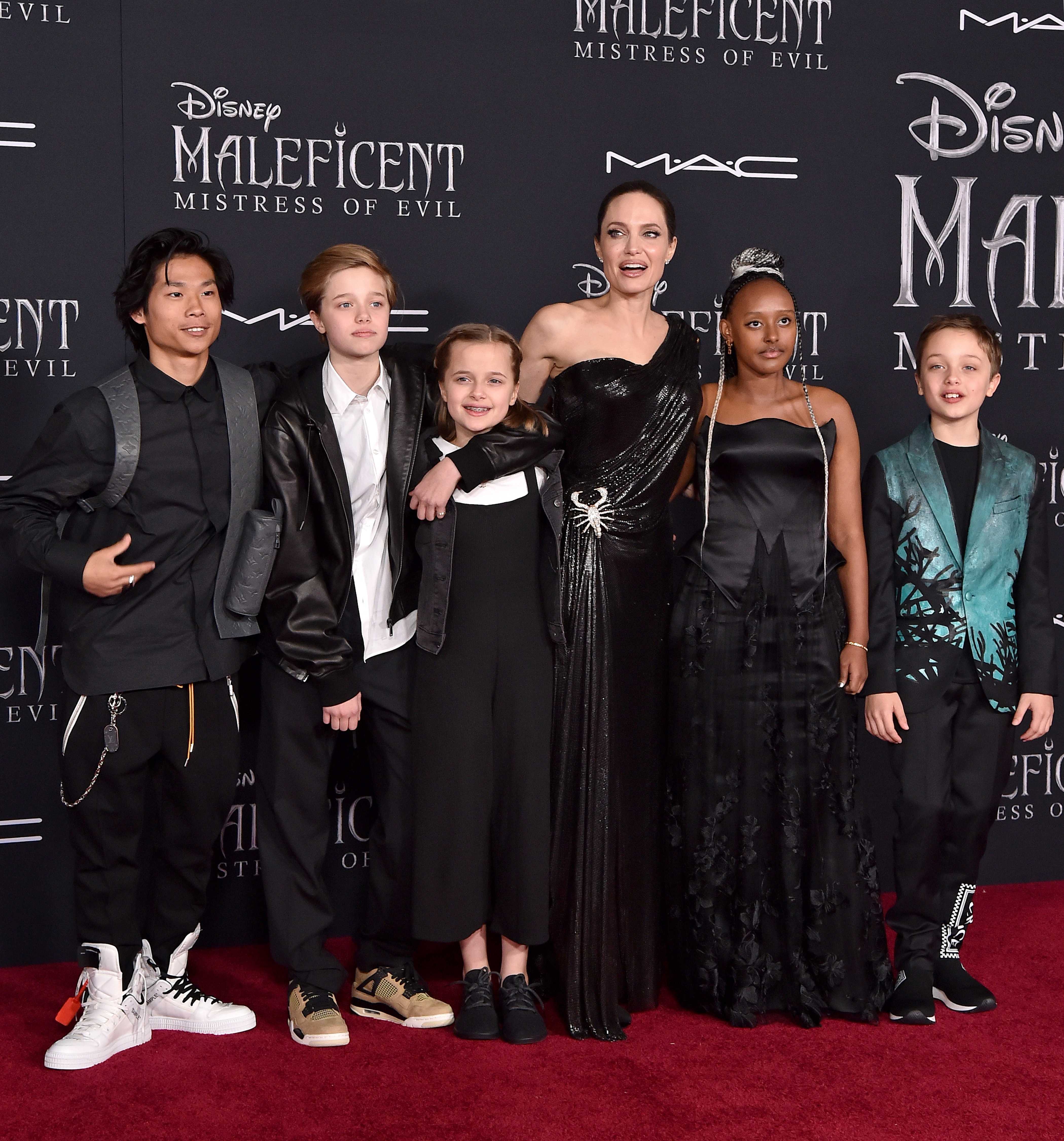 Pax, Shiloh, Vivienne, Zahara et Knox Jolie-Pitt avec Angelina Jolie lors de la première mondiale de "Maleficent : Mistress of Evil" au El Capitan Theatre le 30 septembre 2019, à Los Angeles, en Californie. | Source : Getty Images