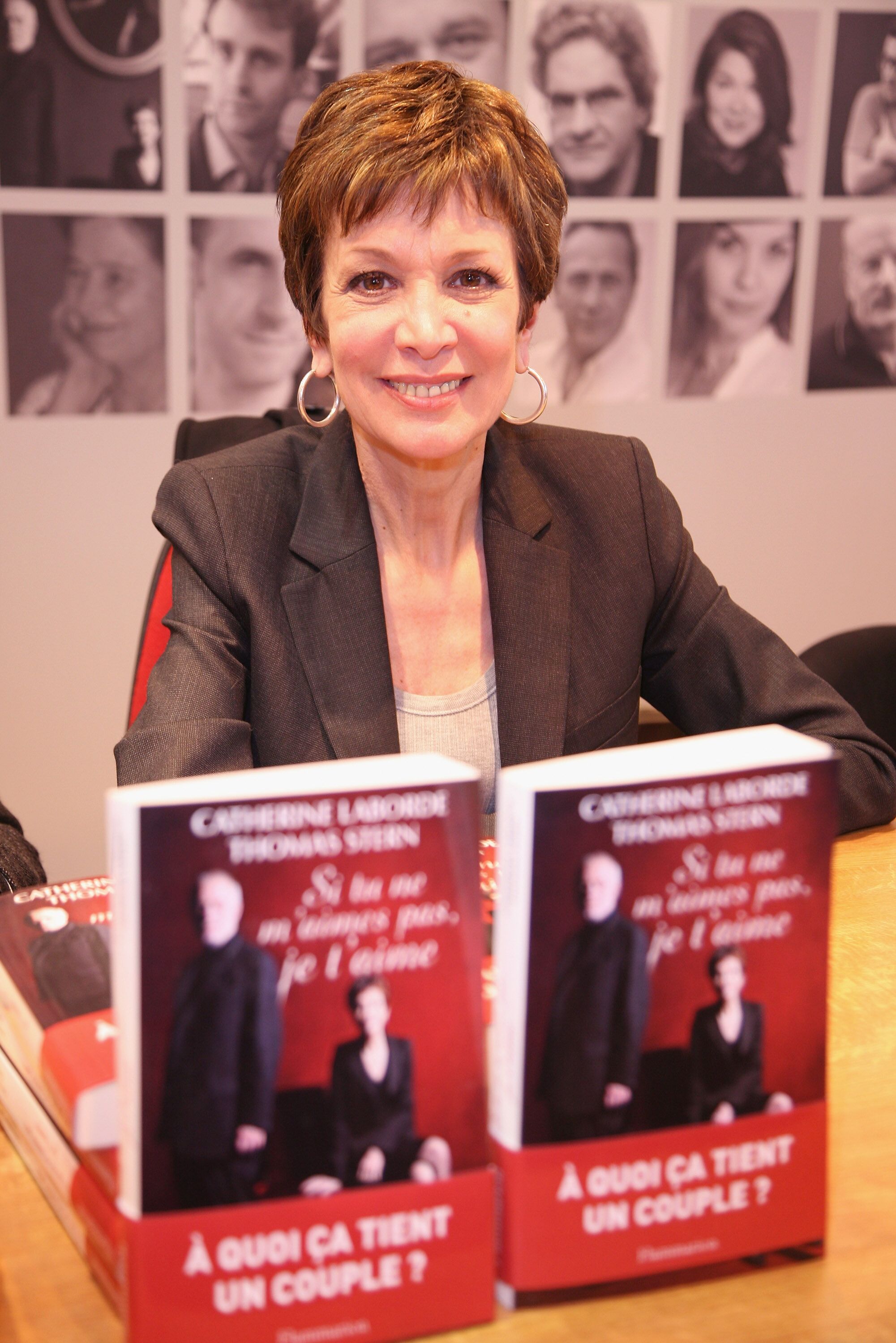 Catherine Laborde signe des exemplaires de son livre au 30e salon du livre de la Porte de Versailles le 27 mars 2010 à Paris, France. | Photo : Getty Images