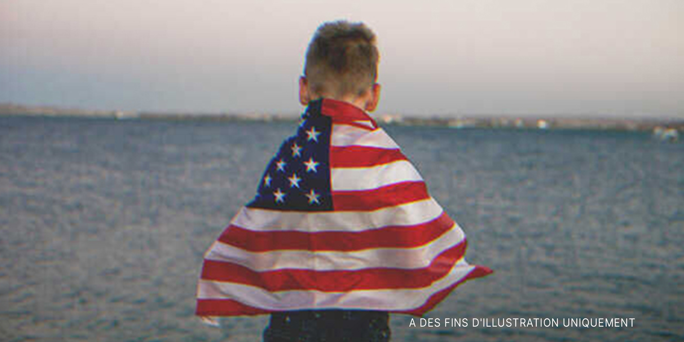 Un petit garçon portant le drapeau américain | Source : Shutterstock