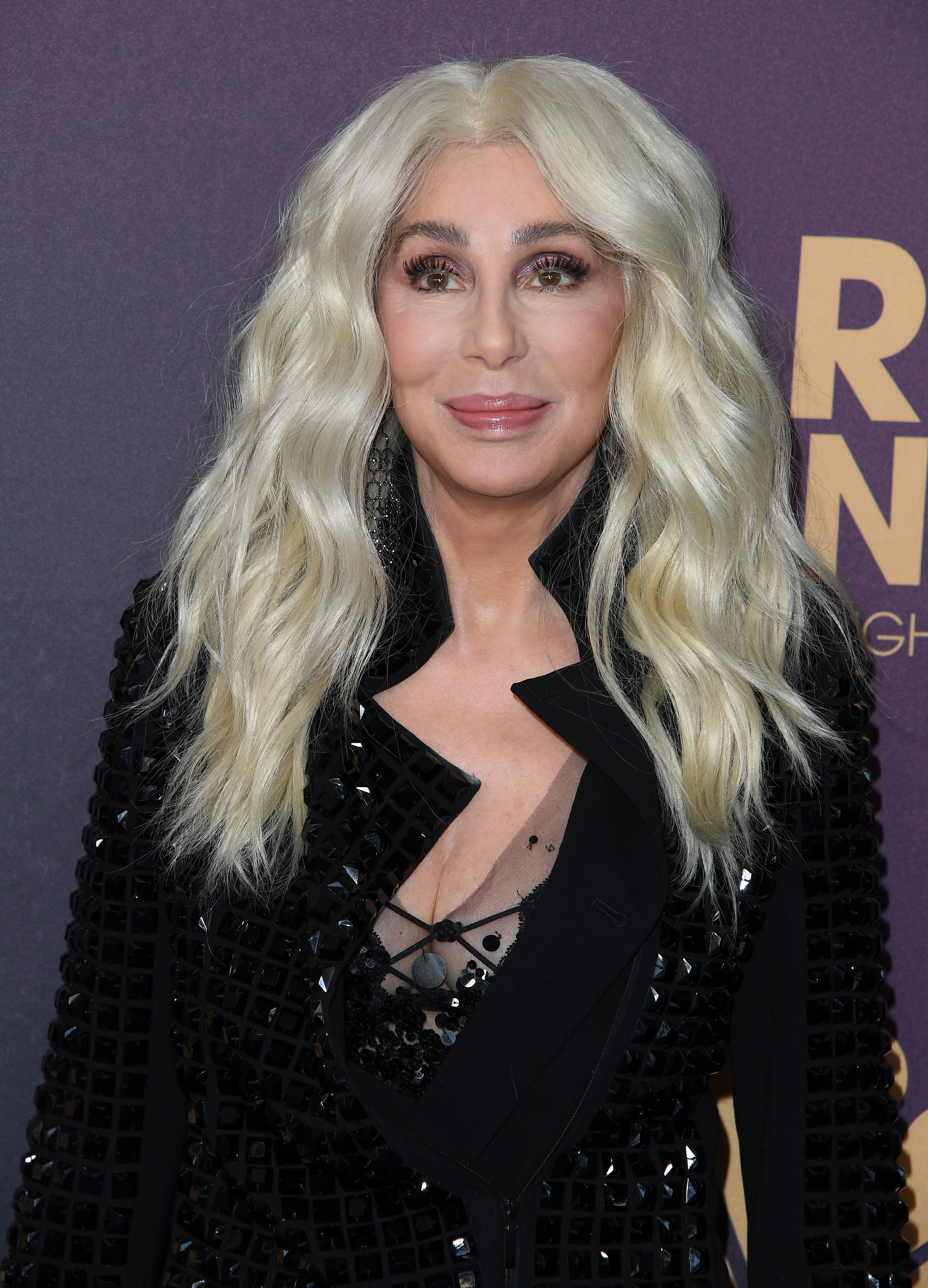 Cher arrive à l'émission spéciale d'anniversaire "Carol Burnett : 90 Years Of Laughter + Love" de la chaîne NBC à l'Avalon Hollywood &amp; Bardot à Los Angeles, Californie, le 2 mars 2023. | Source : Getty Images