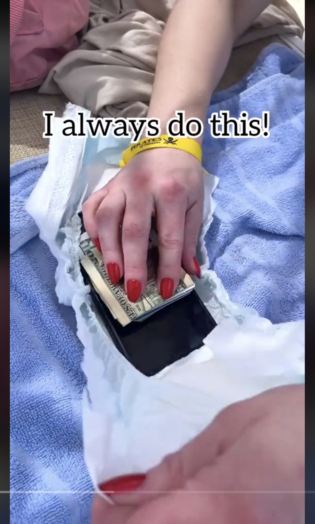 Une femme plaçant son téléphone portable et son argent à l'intérieur d'une couche, comme on peut le voir dans une vidéo 19 mai 2024 | Source : TikTok/@jeffandlaurenshow