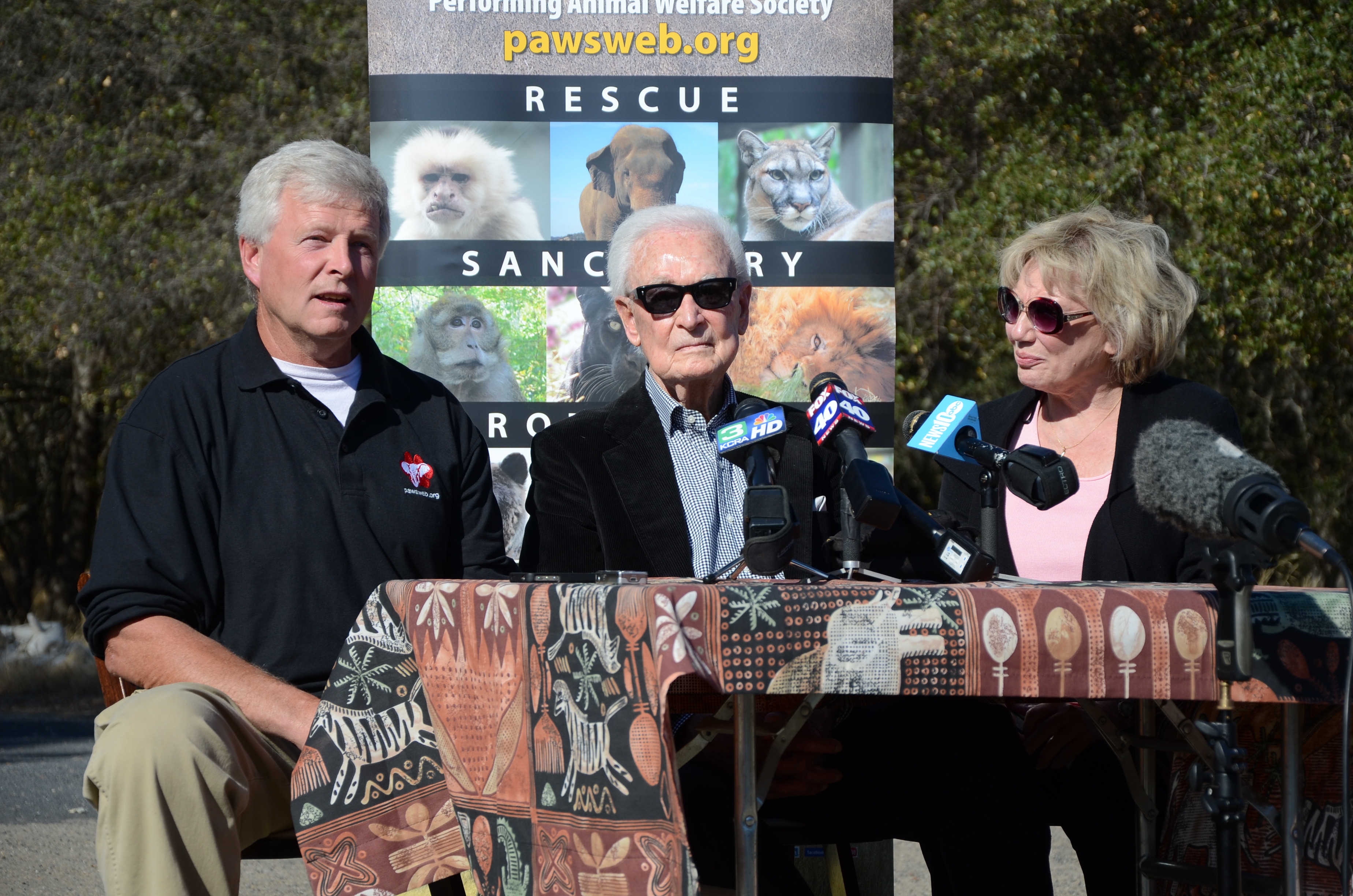 Ed Stewart, cofondateur de PAWS, avec Bob Barker et Nancy Burnet lors d'une conférence de presse le 21 octobre 2013 | Source : Getty Images